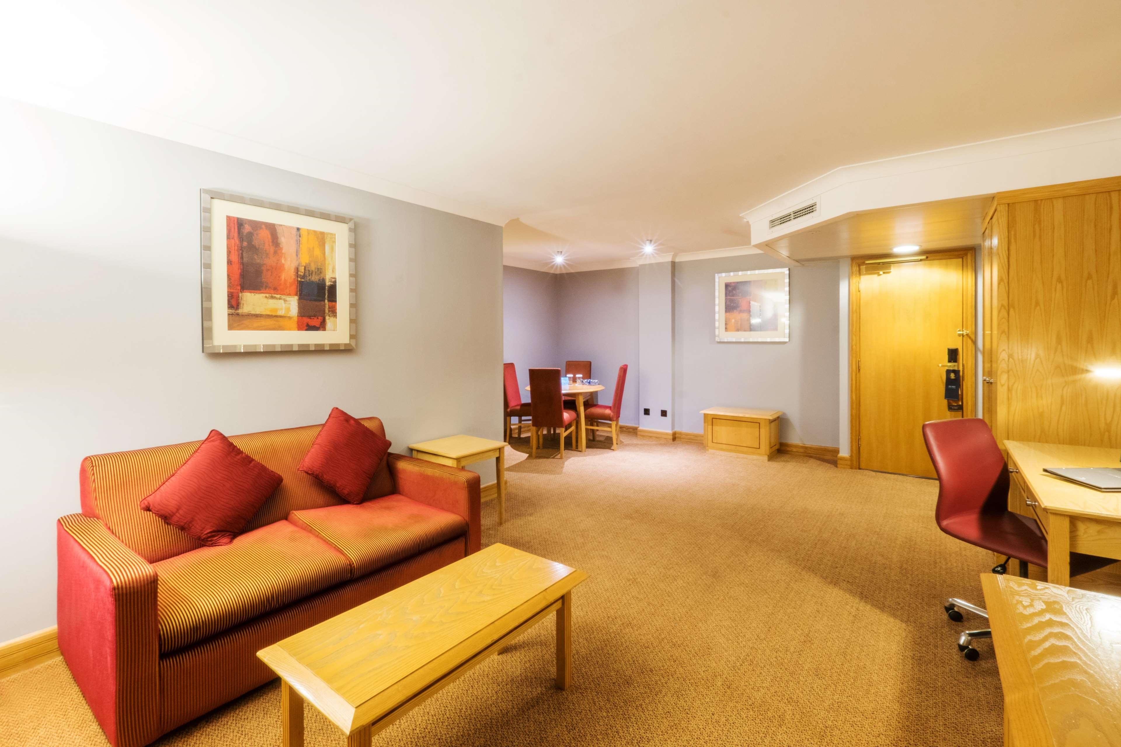 Doubletree By Hilton Swindon Hotel Ngoại thất bức ảnh