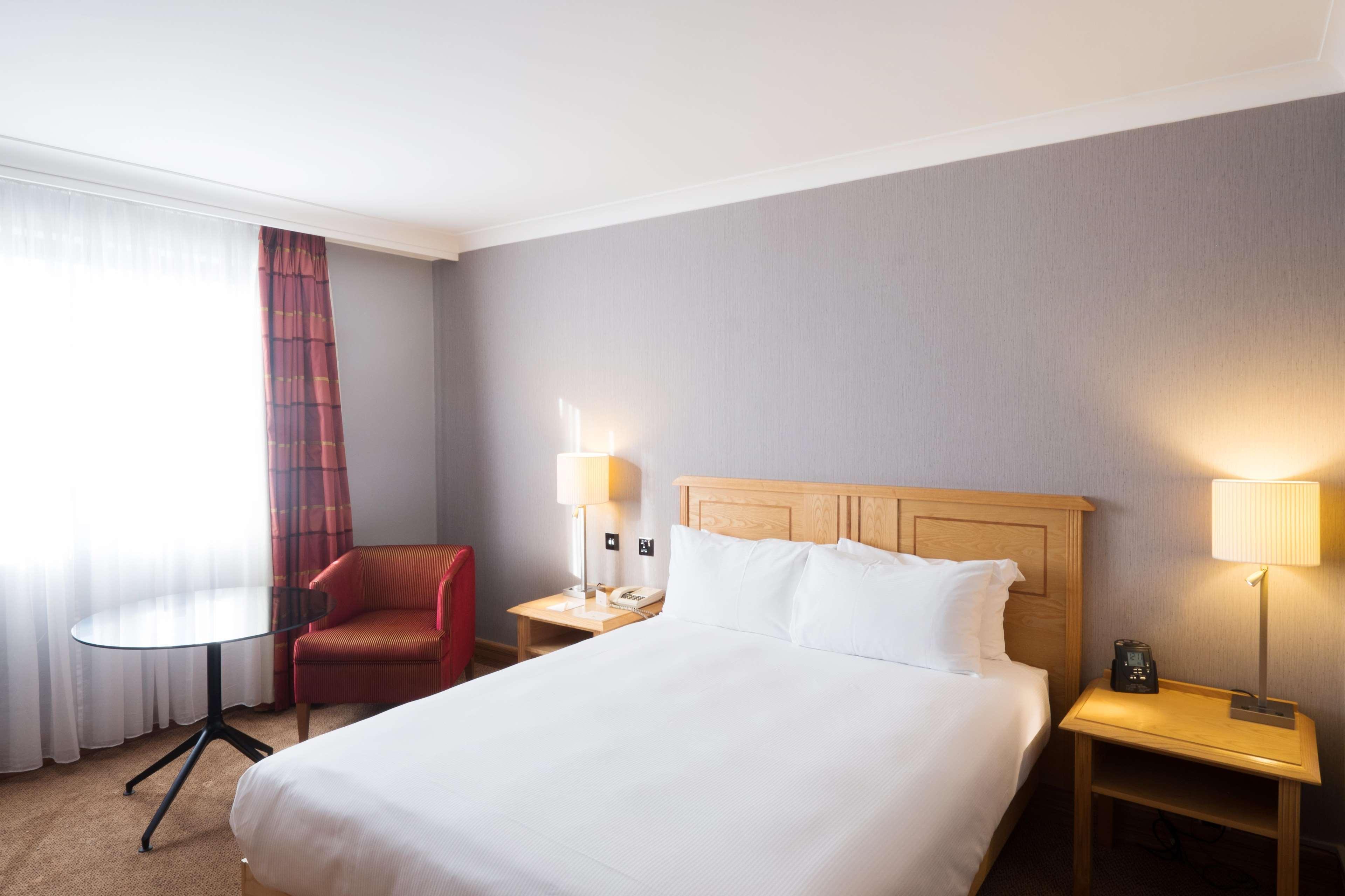 Doubletree By Hilton Swindon Hotel Ngoại thất bức ảnh