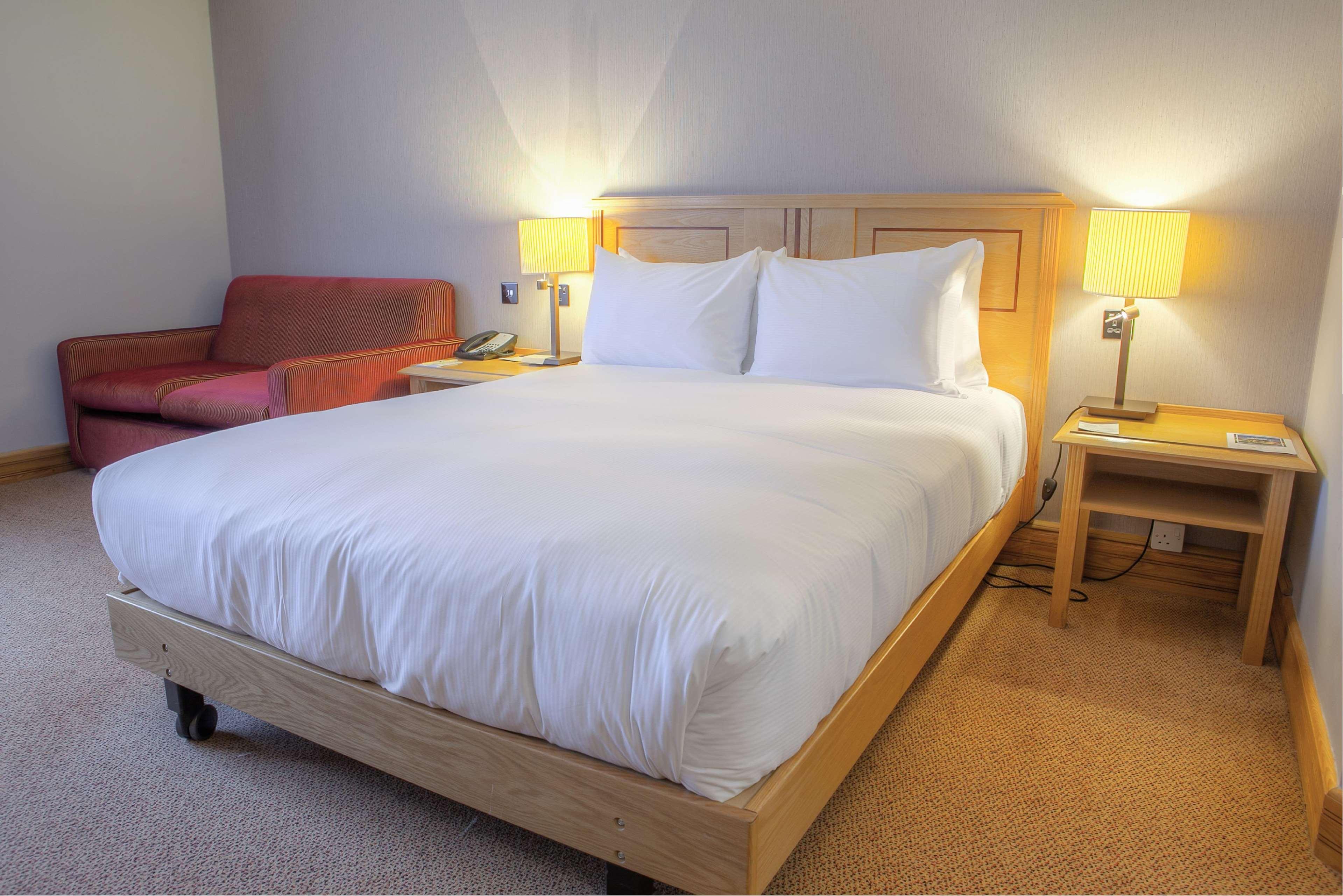 Doubletree By Hilton Swindon Hotel Ngoại thất bức ảnh