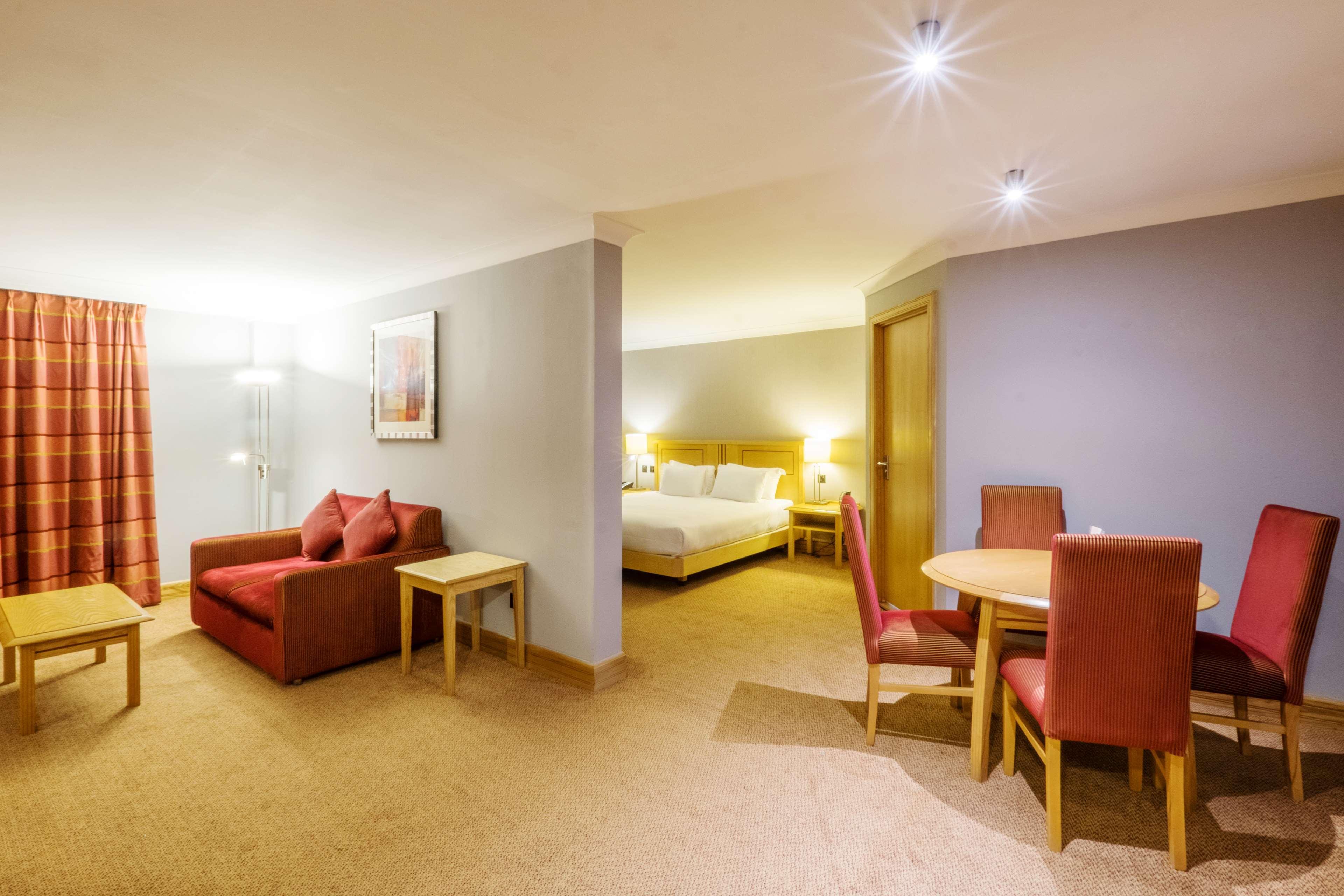 Doubletree By Hilton Swindon Hotel Ngoại thất bức ảnh