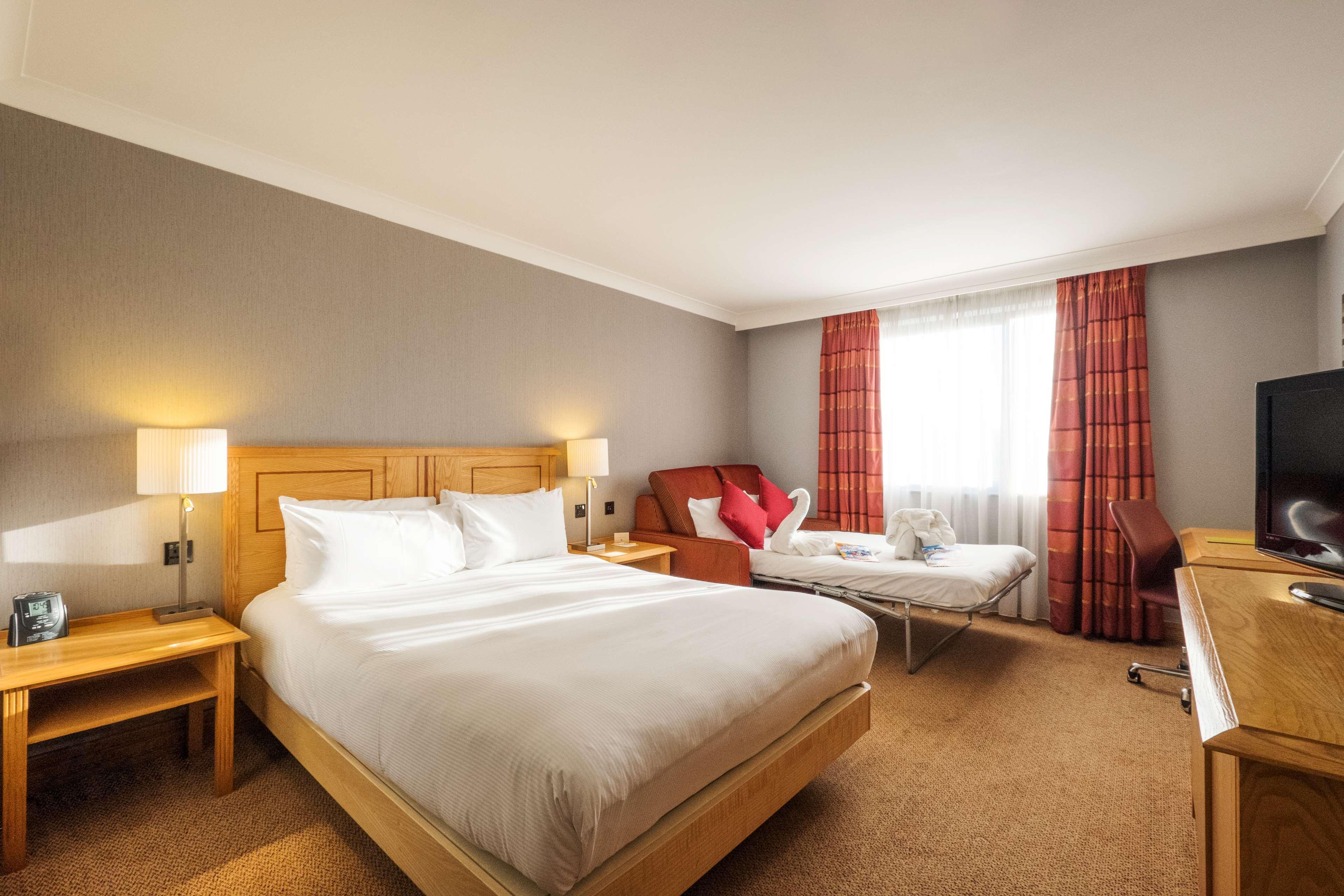 Doubletree By Hilton Swindon Hotel Ngoại thất bức ảnh