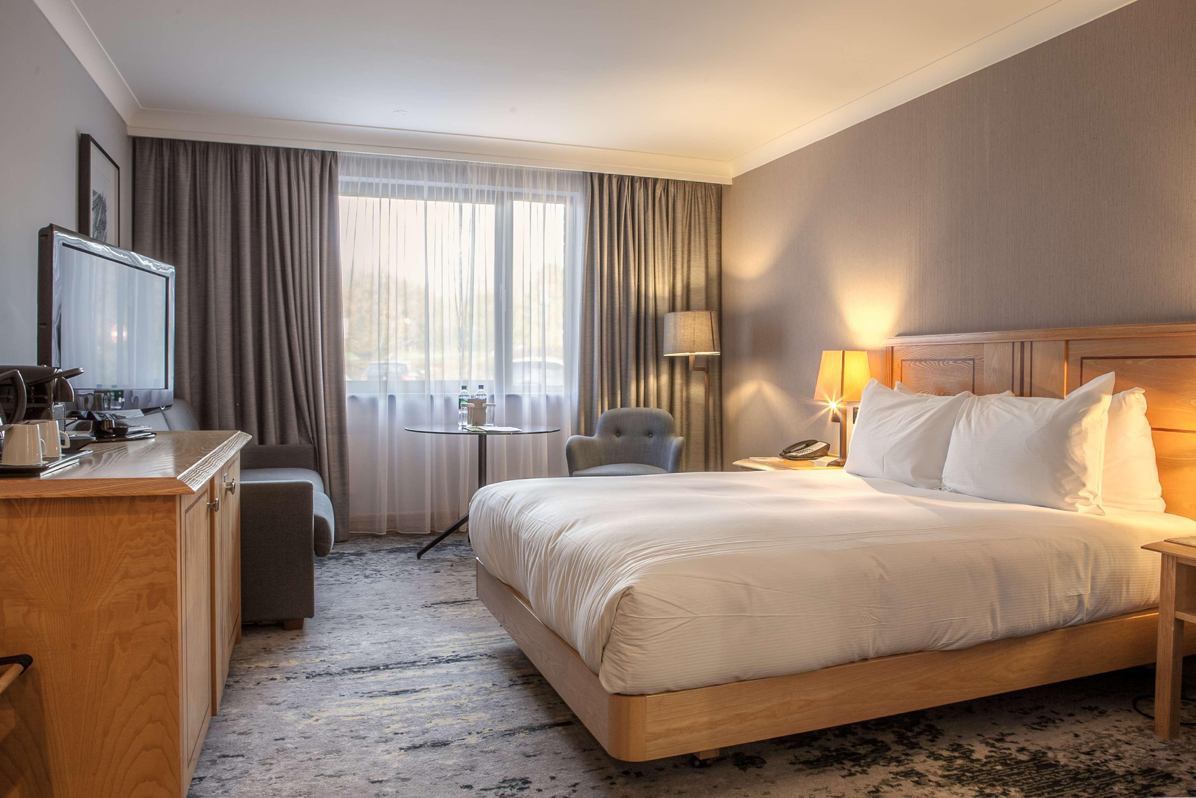 Doubletree By Hilton Swindon Hotel Ngoại thất bức ảnh