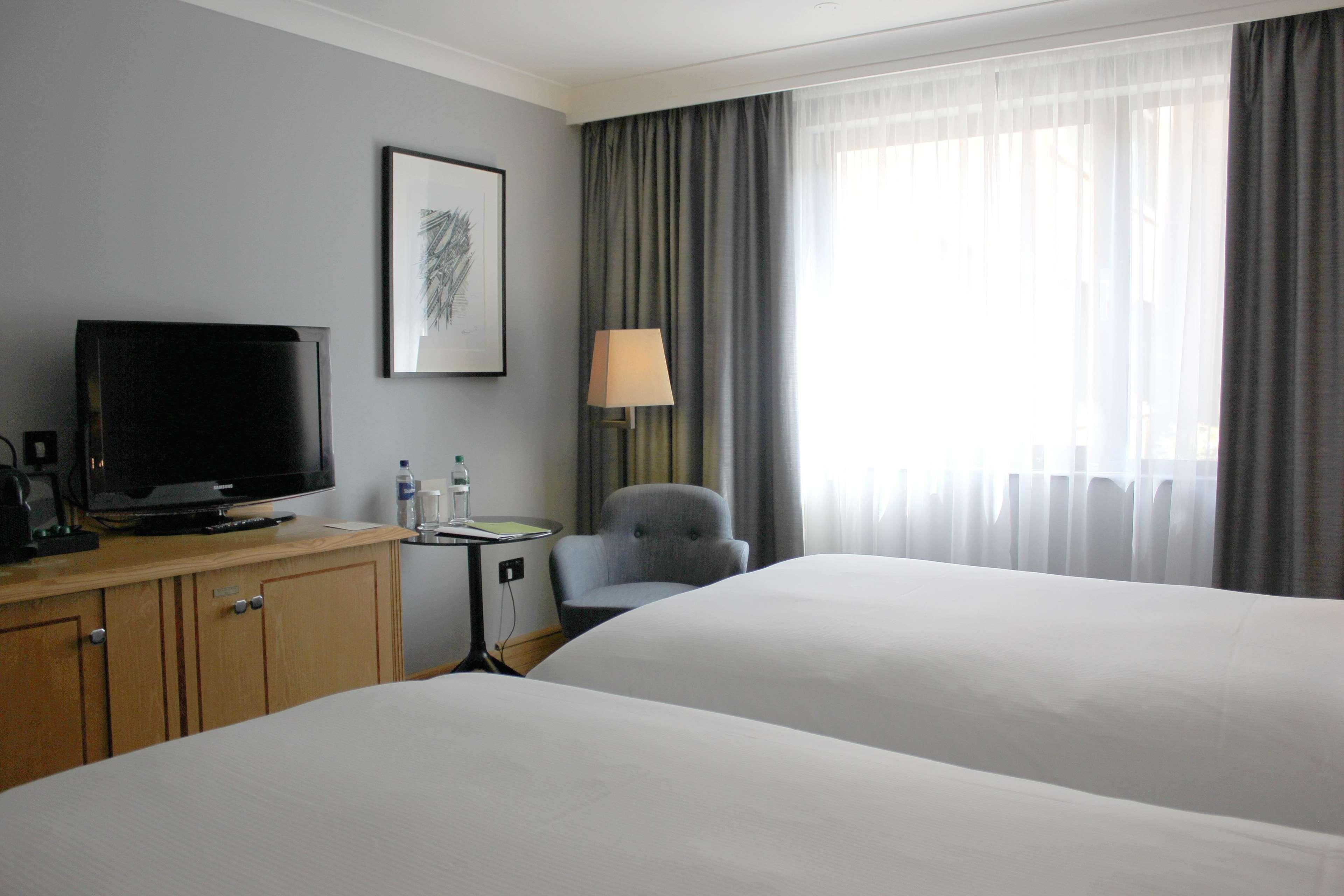 Doubletree By Hilton Swindon Hotel Ngoại thất bức ảnh