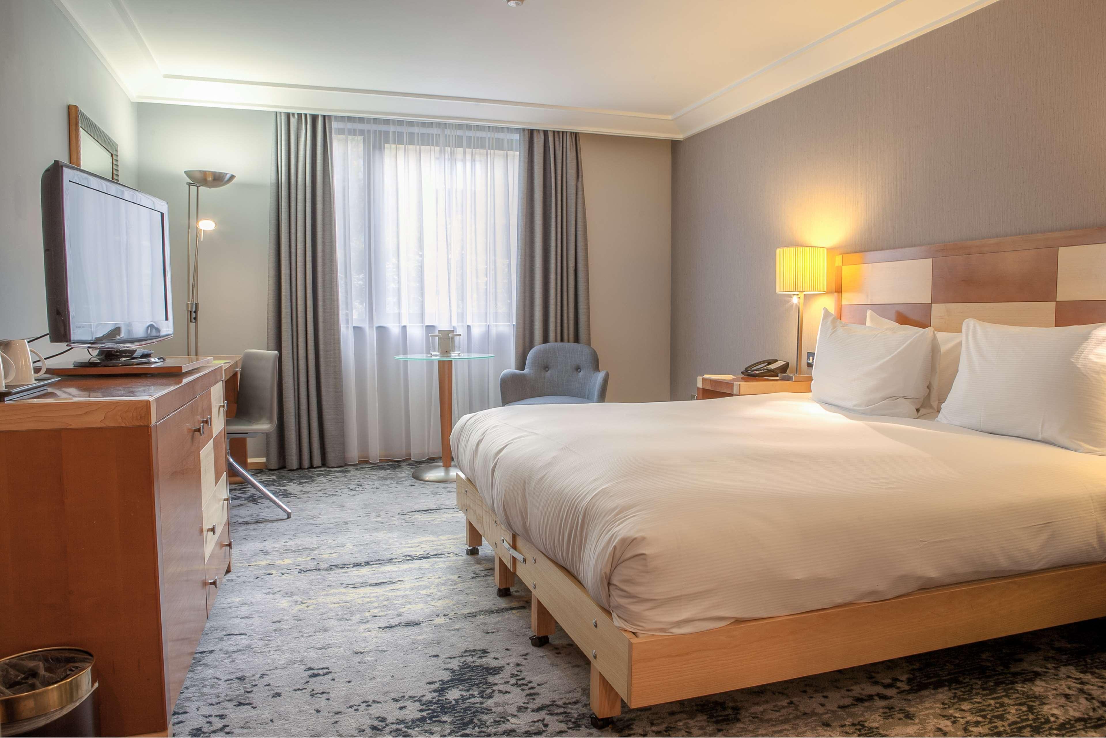 Doubletree By Hilton Swindon Hotel Ngoại thất bức ảnh