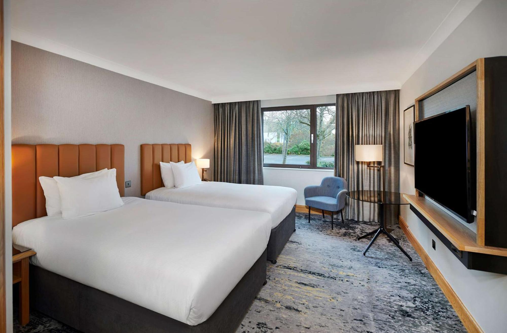 Doubletree By Hilton Swindon Hotel Ngoại thất bức ảnh