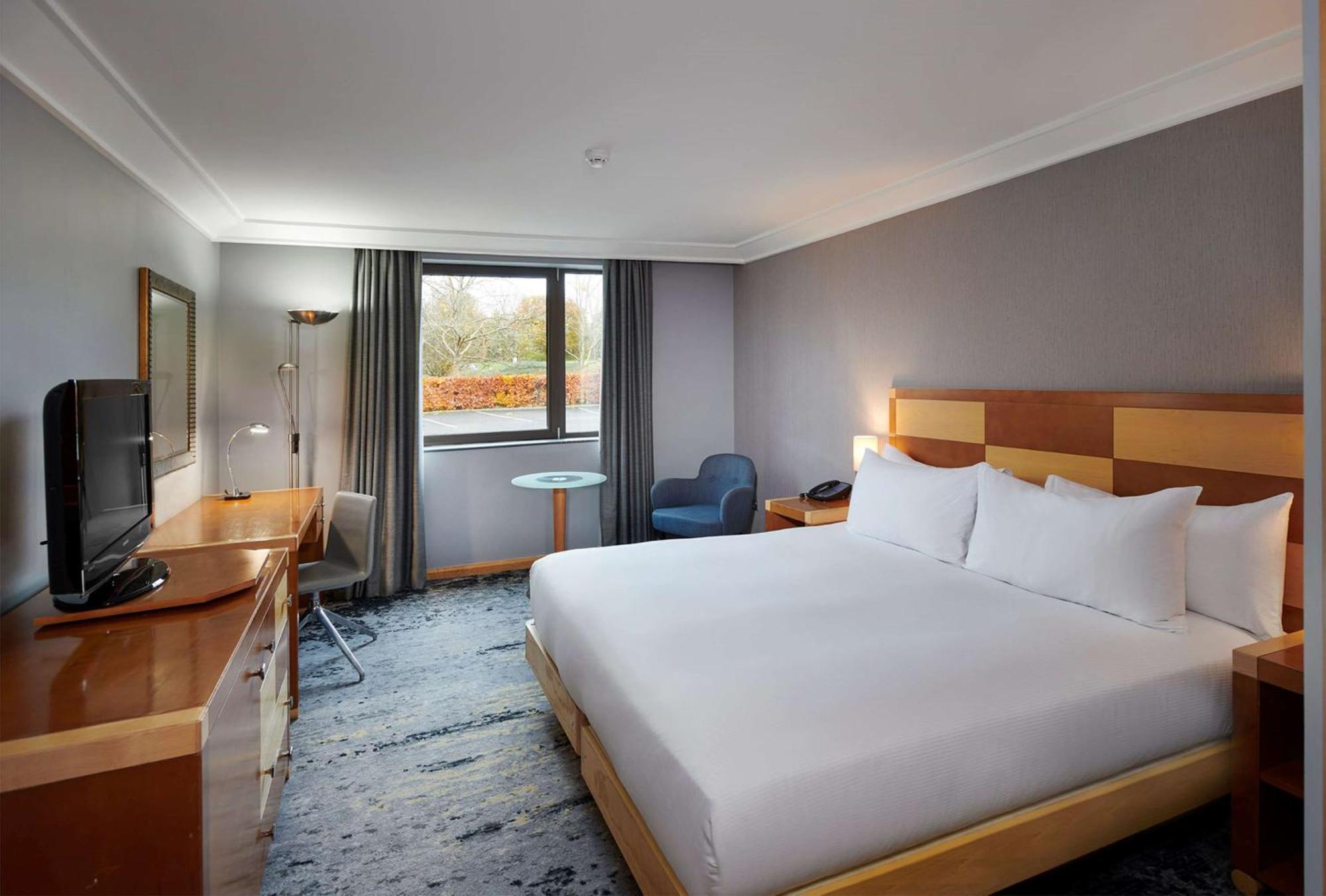 Doubletree By Hilton Swindon Hotel Ngoại thất bức ảnh