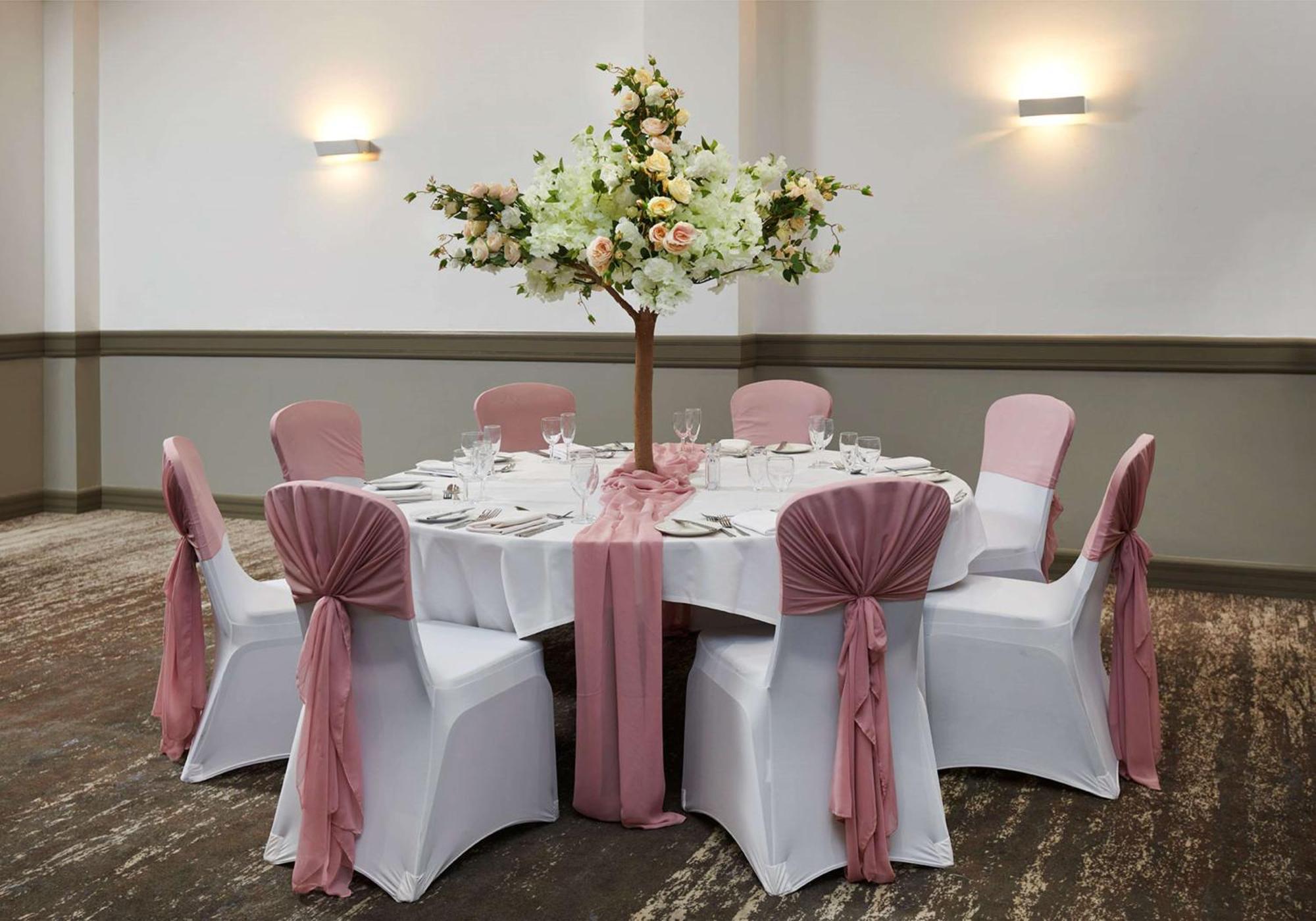 Doubletree By Hilton Swindon Hotel Ngoại thất bức ảnh