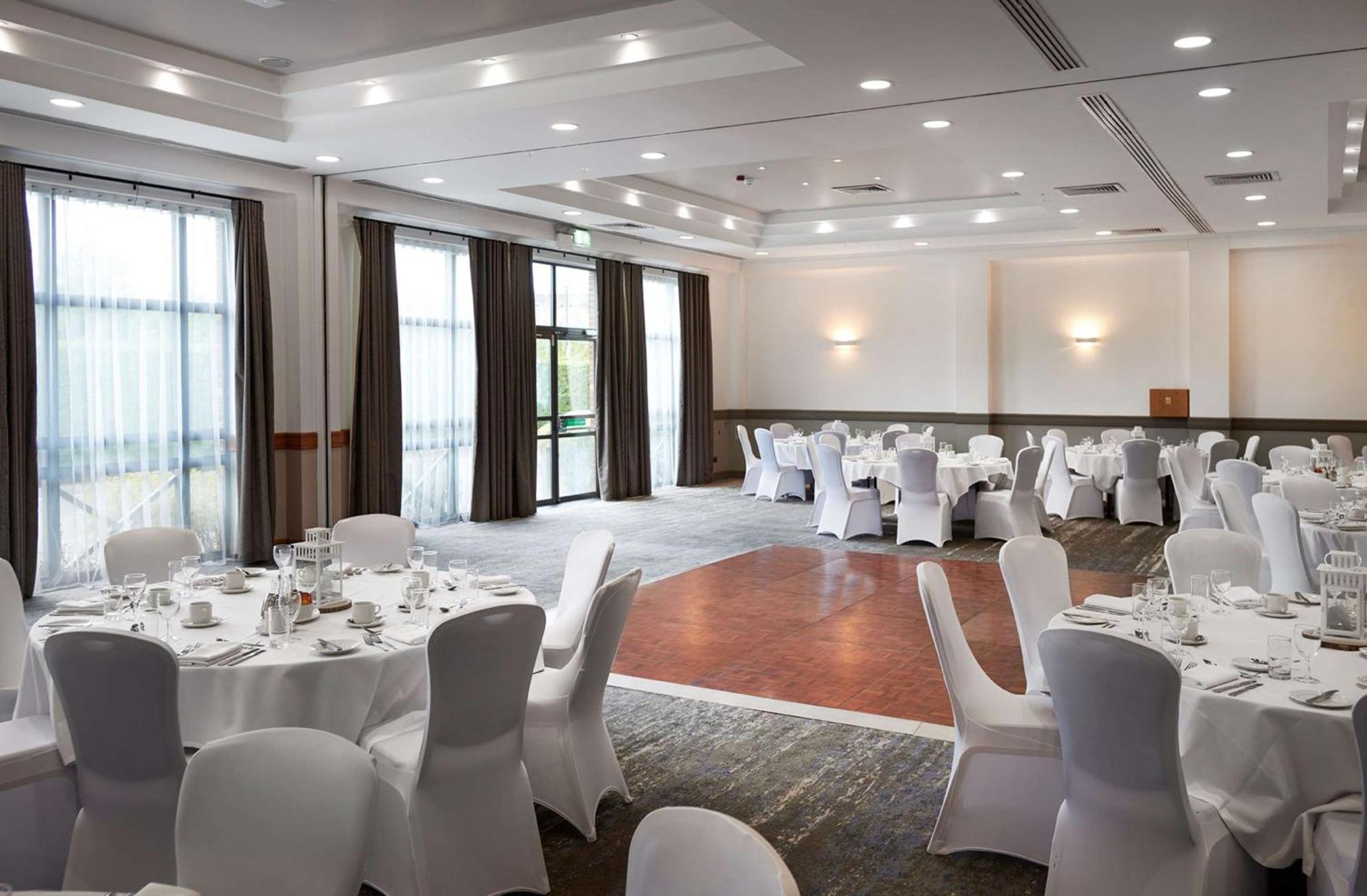 Doubletree By Hilton Swindon Hotel Ngoại thất bức ảnh