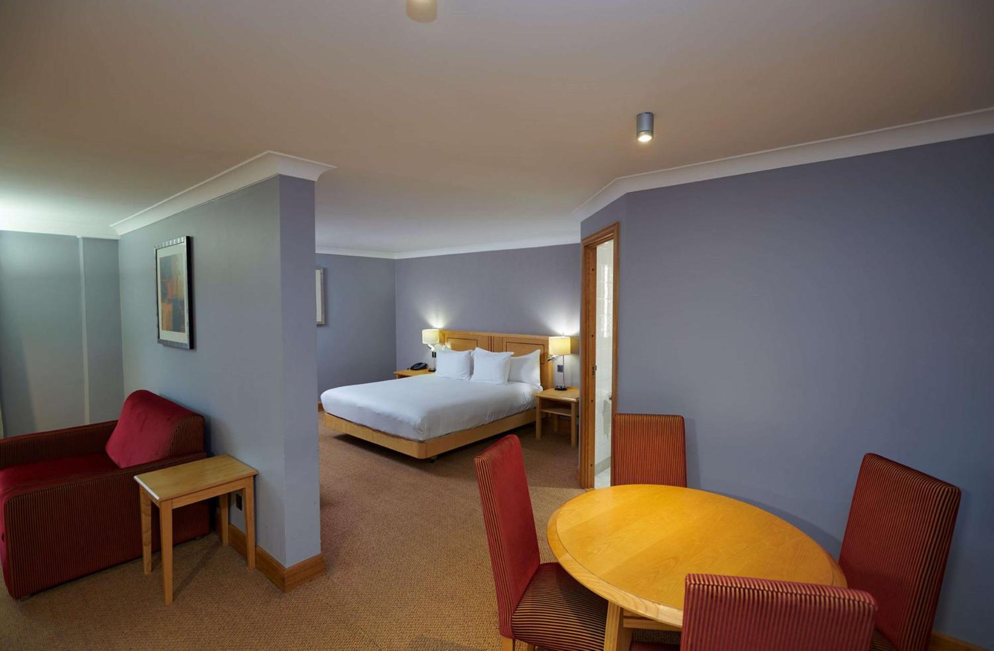 Doubletree By Hilton Swindon Hotel Ngoại thất bức ảnh