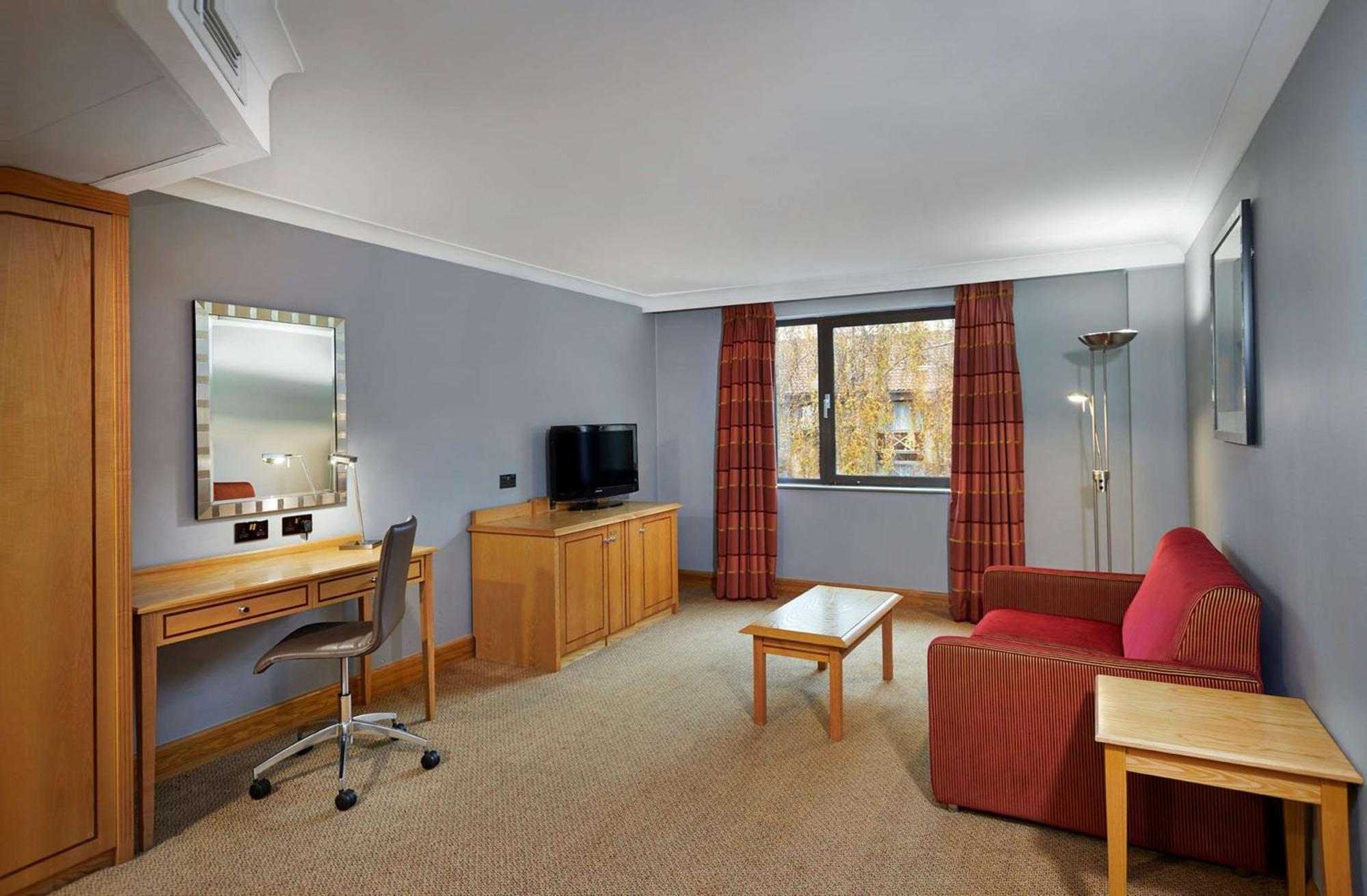 Doubletree By Hilton Swindon Hotel Ngoại thất bức ảnh