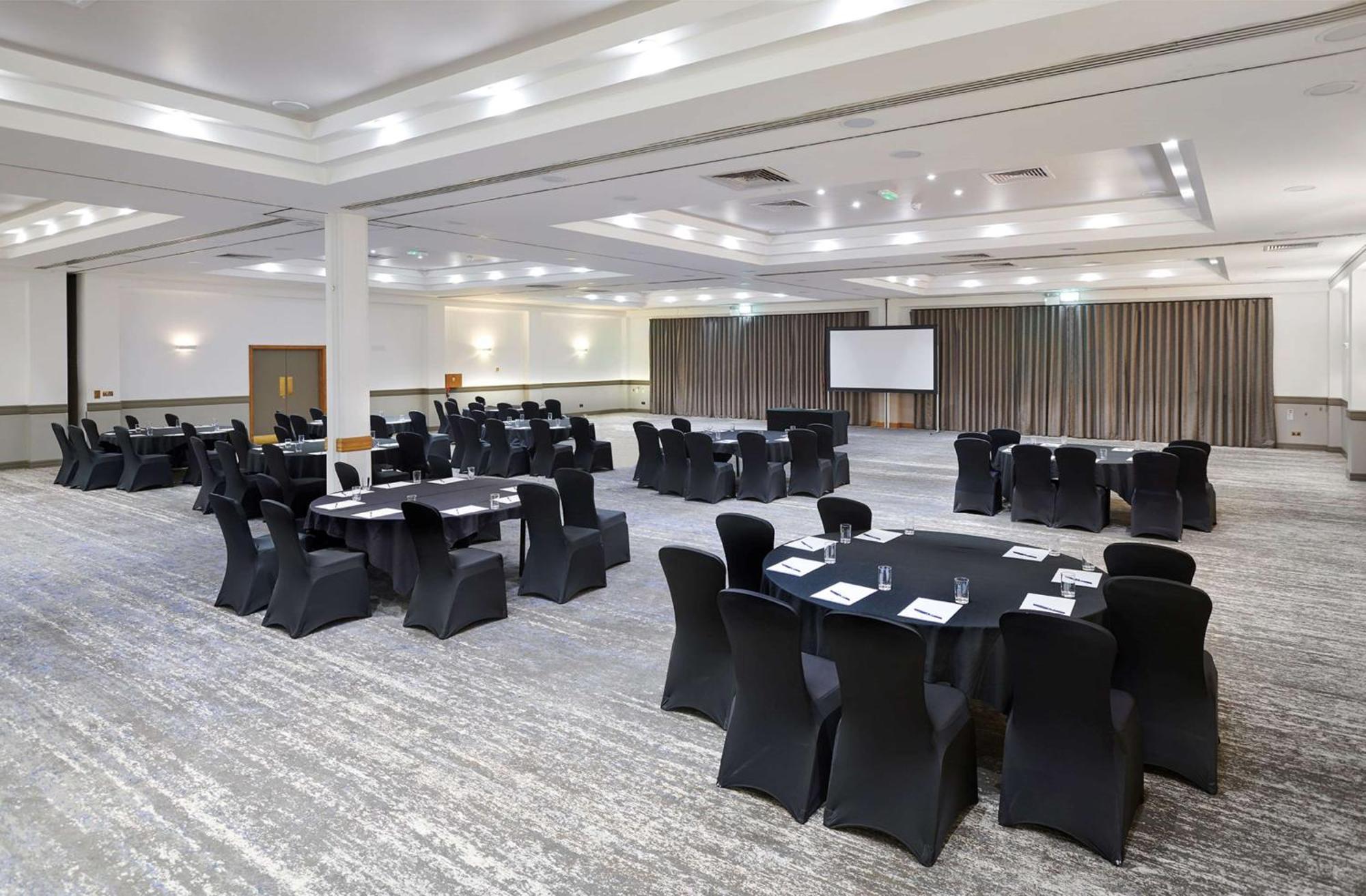 Doubletree By Hilton Swindon Hotel Ngoại thất bức ảnh