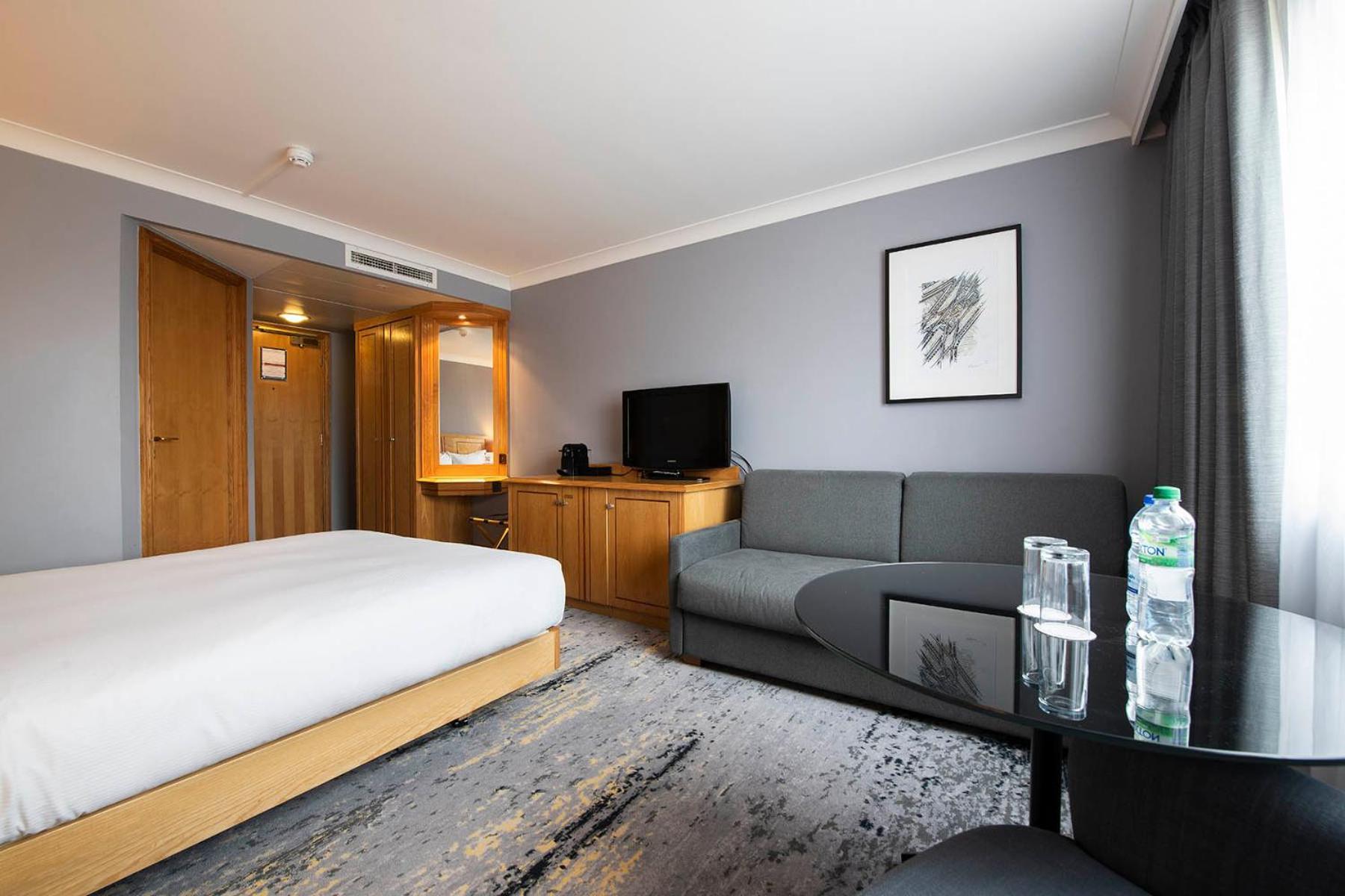Doubletree By Hilton Swindon Hotel Ngoại thất bức ảnh