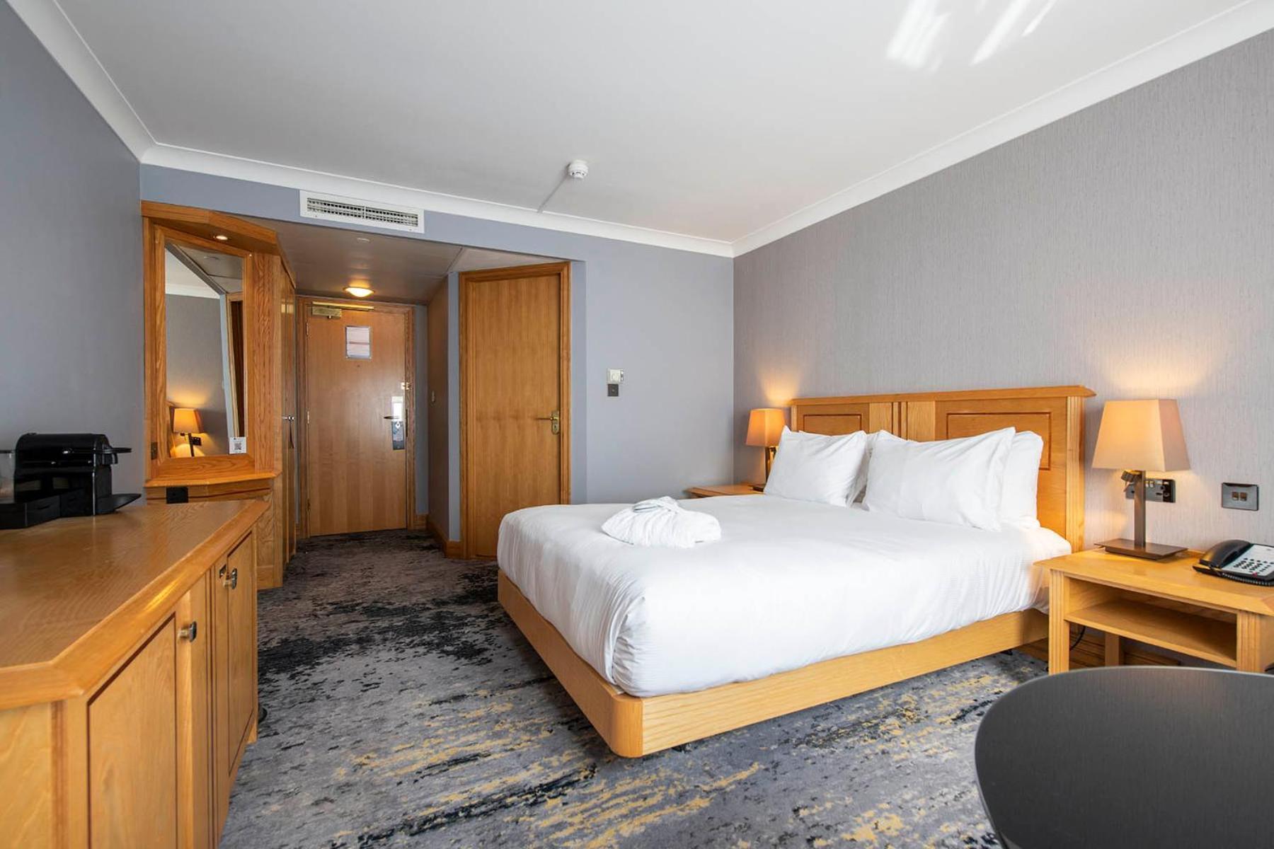 Doubletree By Hilton Swindon Hotel Ngoại thất bức ảnh