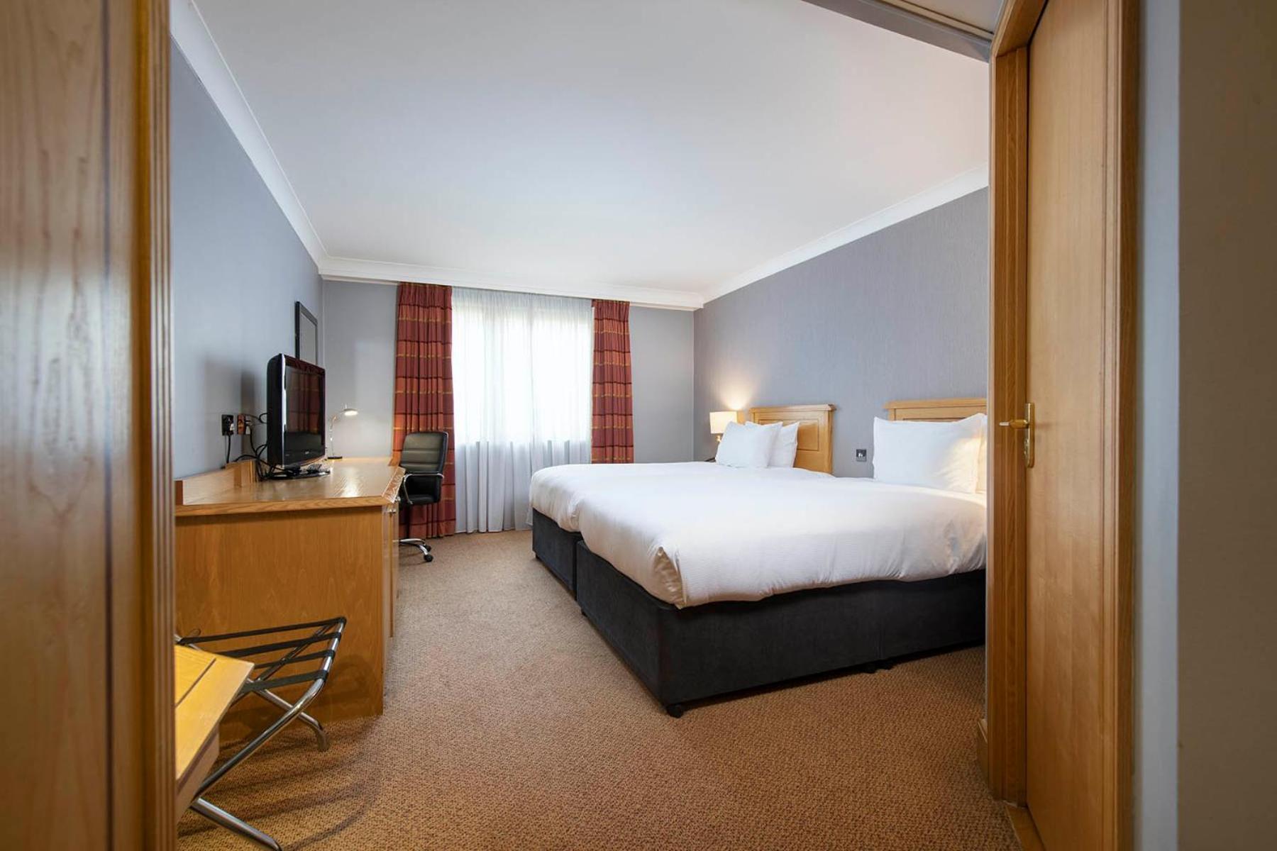 Doubletree By Hilton Swindon Hotel Ngoại thất bức ảnh