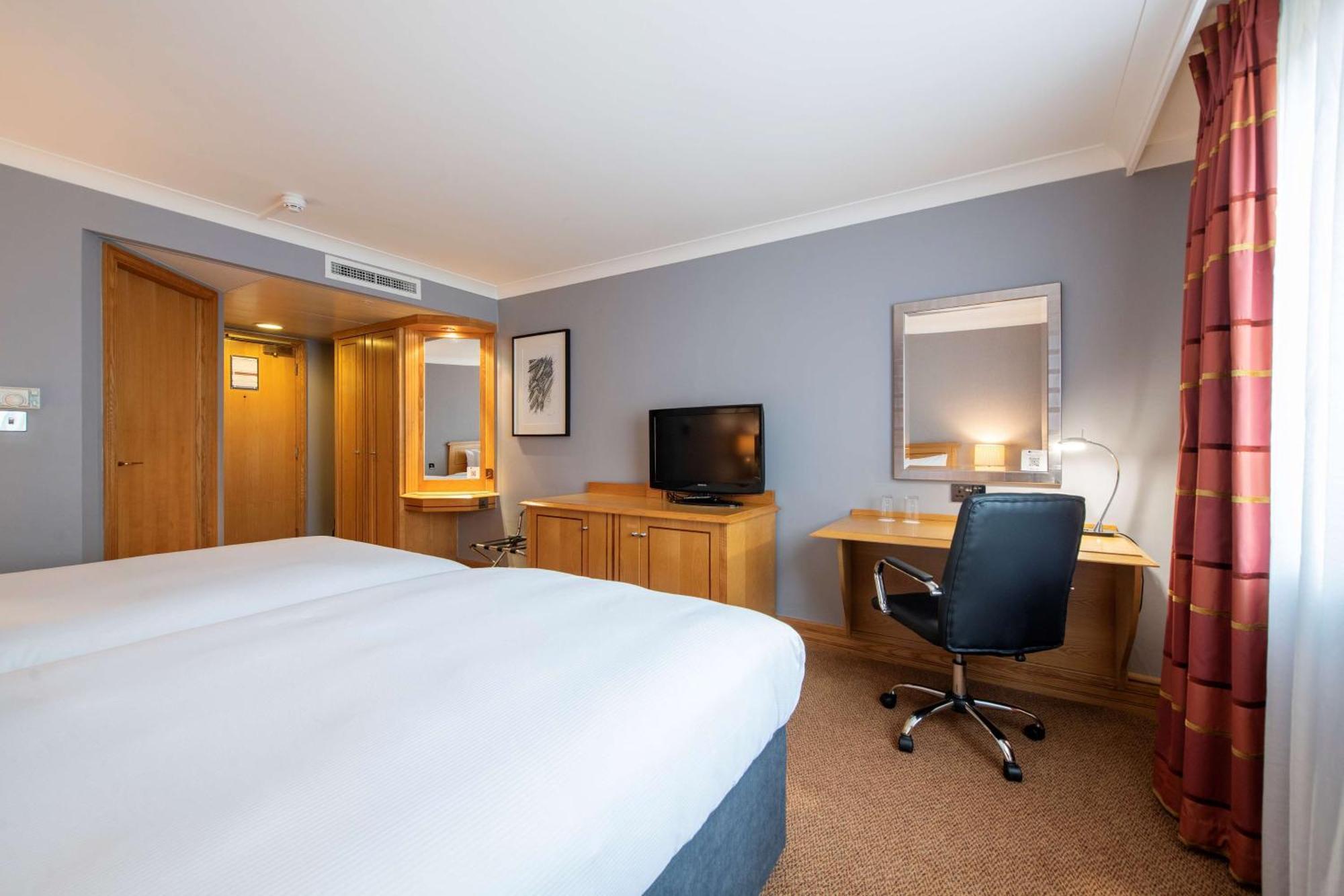 Doubletree By Hilton Swindon Hotel Ngoại thất bức ảnh