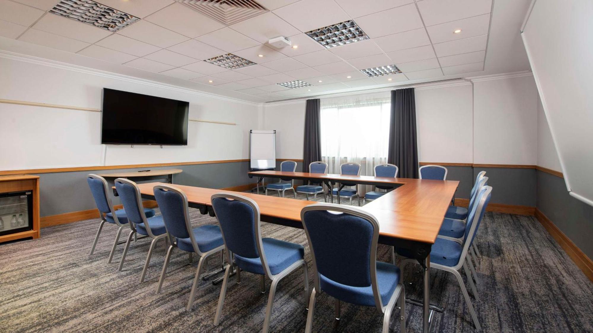 Doubletree By Hilton Swindon Hotel Ngoại thất bức ảnh