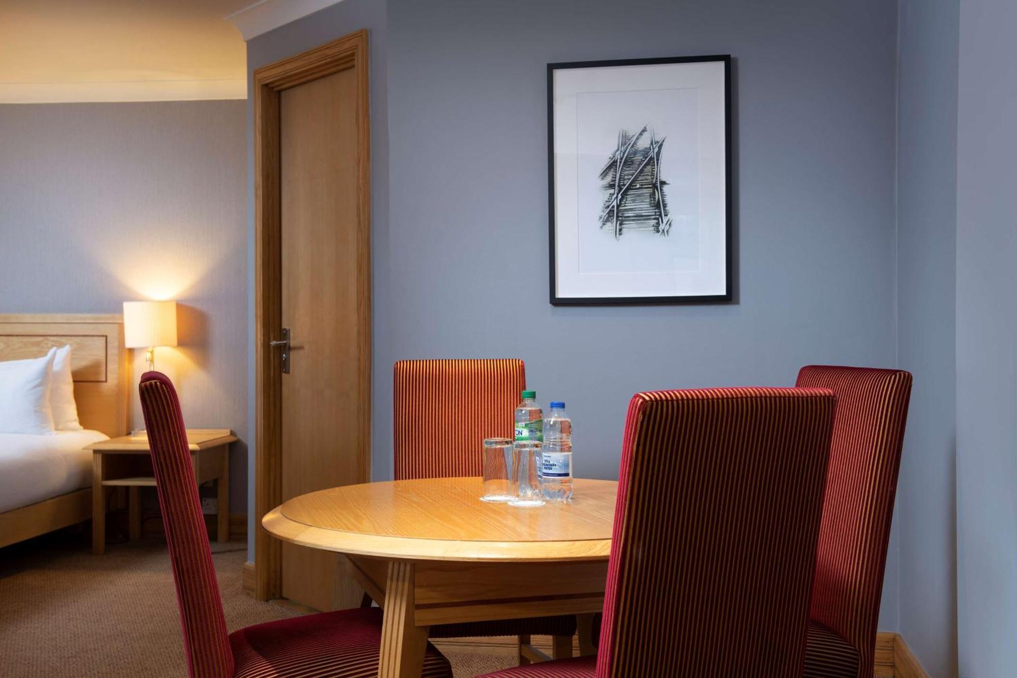 Doubletree By Hilton Swindon Hotel Ngoại thất bức ảnh