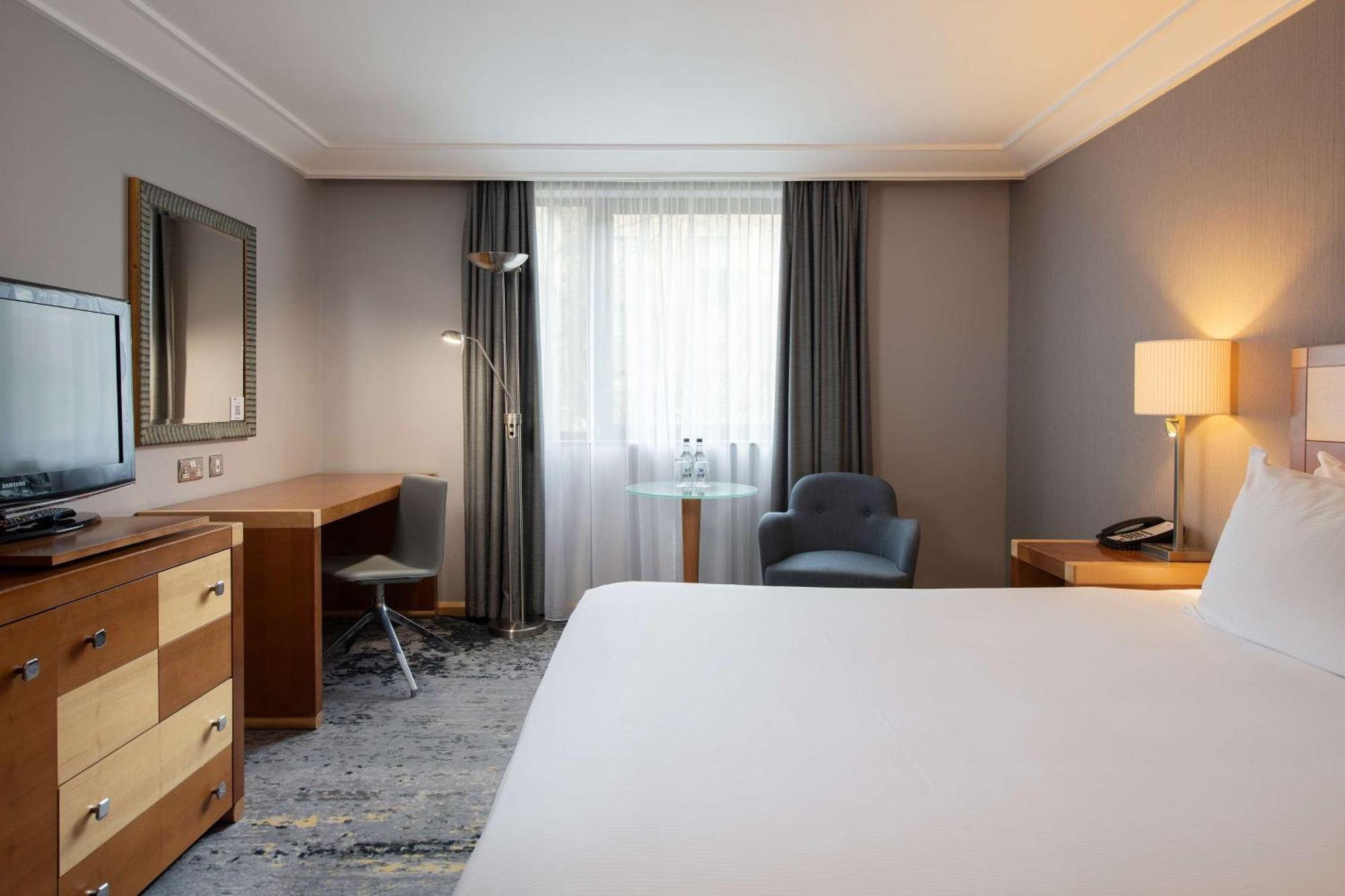Doubletree By Hilton Swindon Hotel Ngoại thất bức ảnh