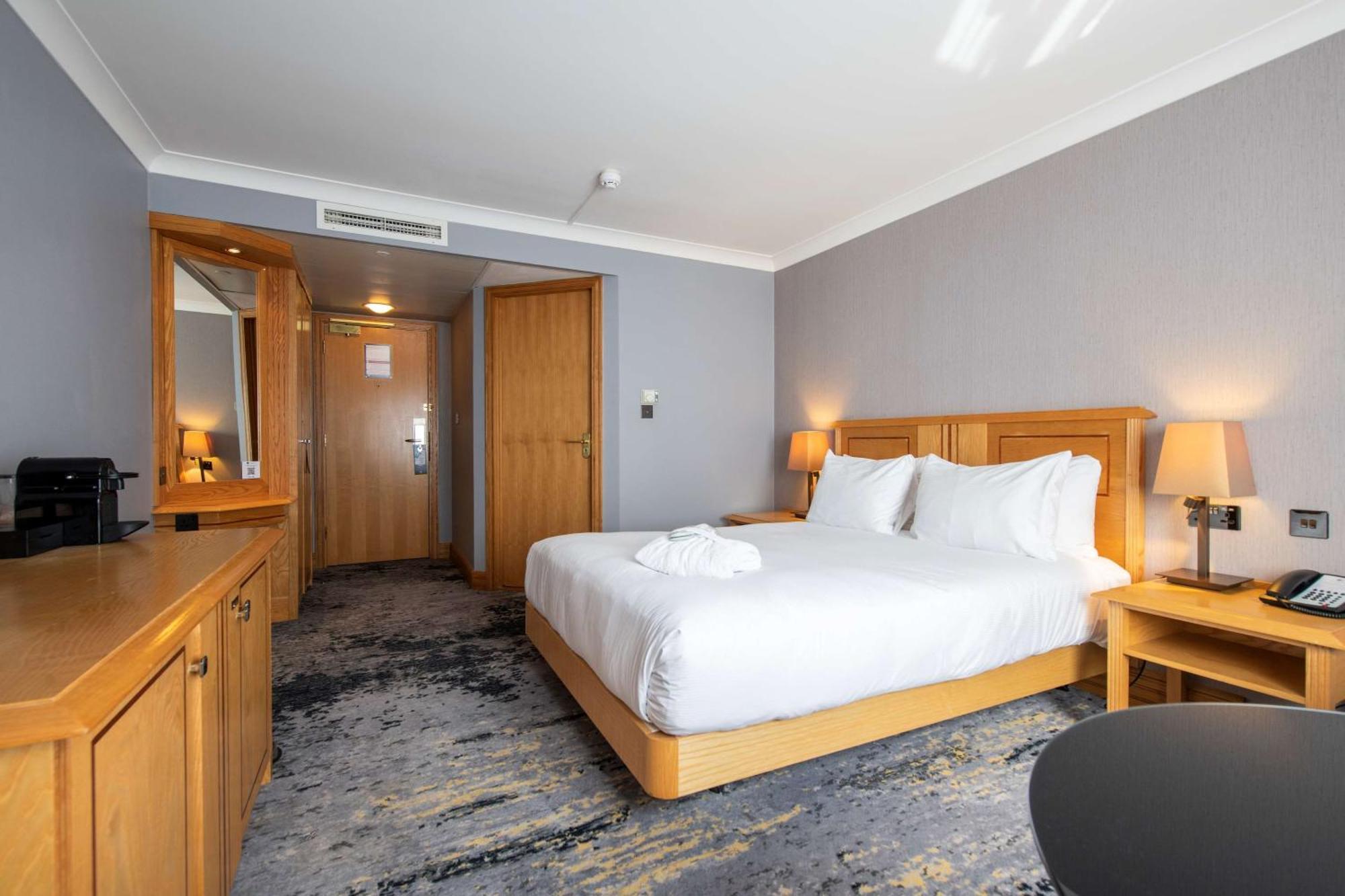 Doubletree By Hilton Swindon Hotel Ngoại thất bức ảnh