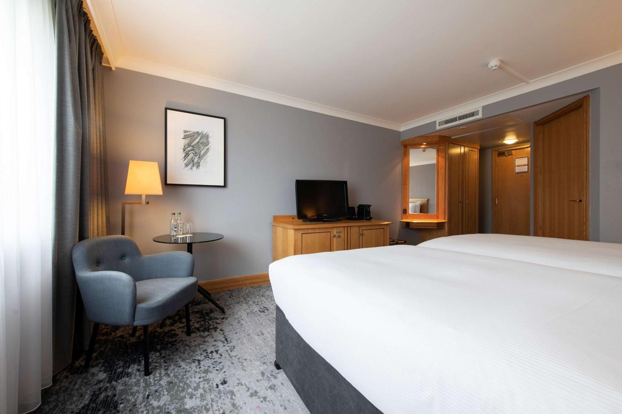 Doubletree By Hilton Swindon Hotel Ngoại thất bức ảnh