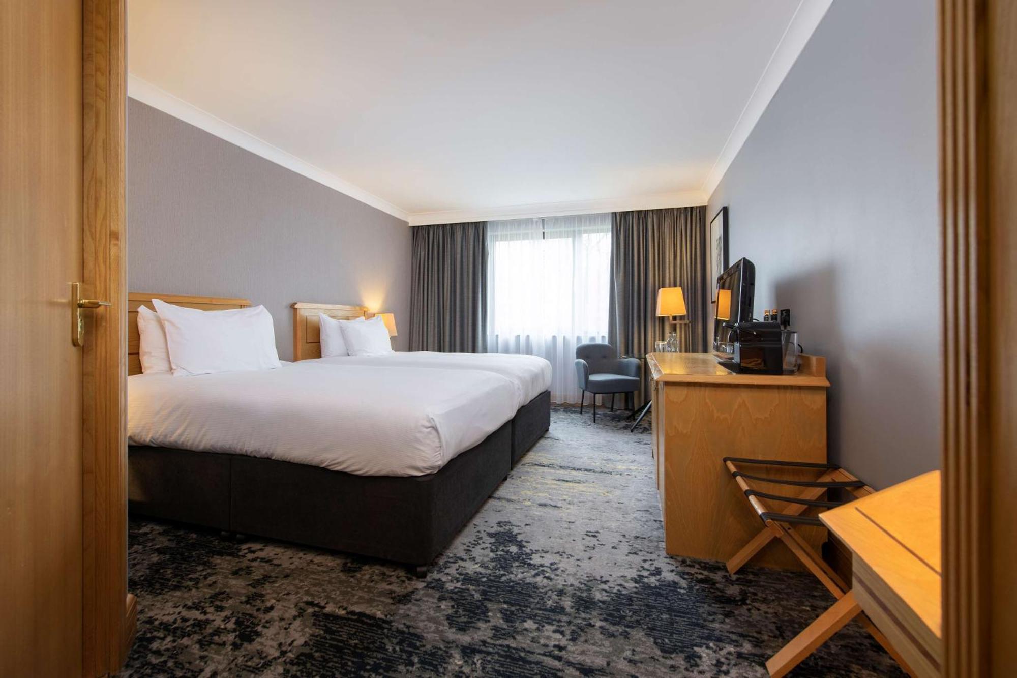 Doubletree By Hilton Swindon Hotel Ngoại thất bức ảnh