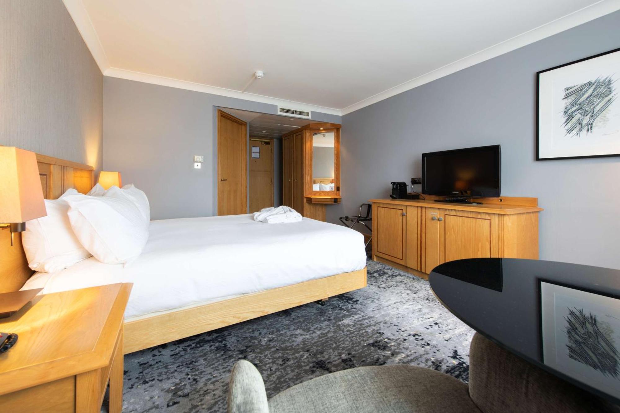 Doubletree By Hilton Swindon Hotel Ngoại thất bức ảnh