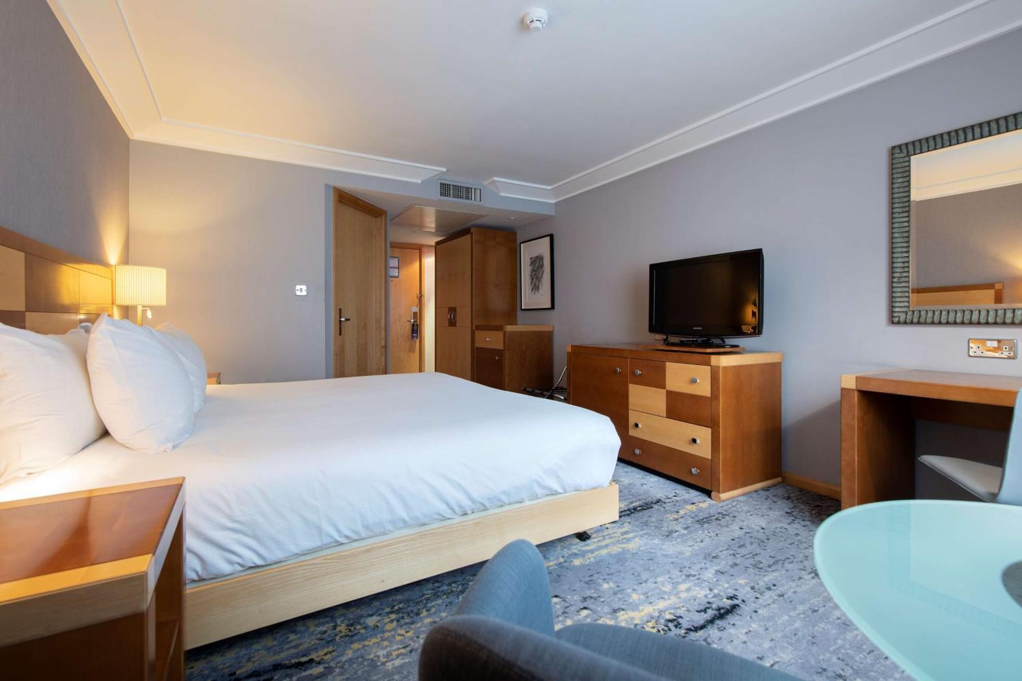Doubletree By Hilton Swindon Hotel Ngoại thất bức ảnh