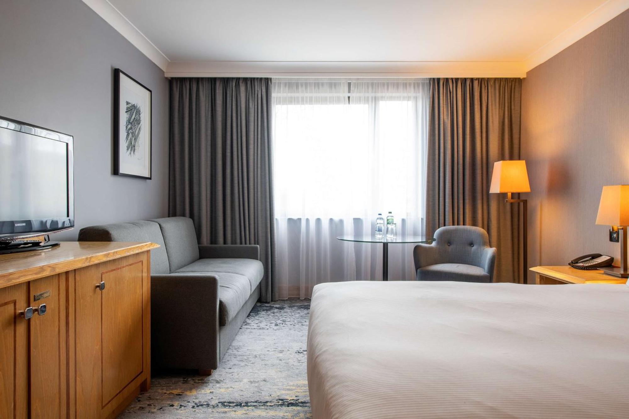 Doubletree By Hilton Swindon Hotel Ngoại thất bức ảnh