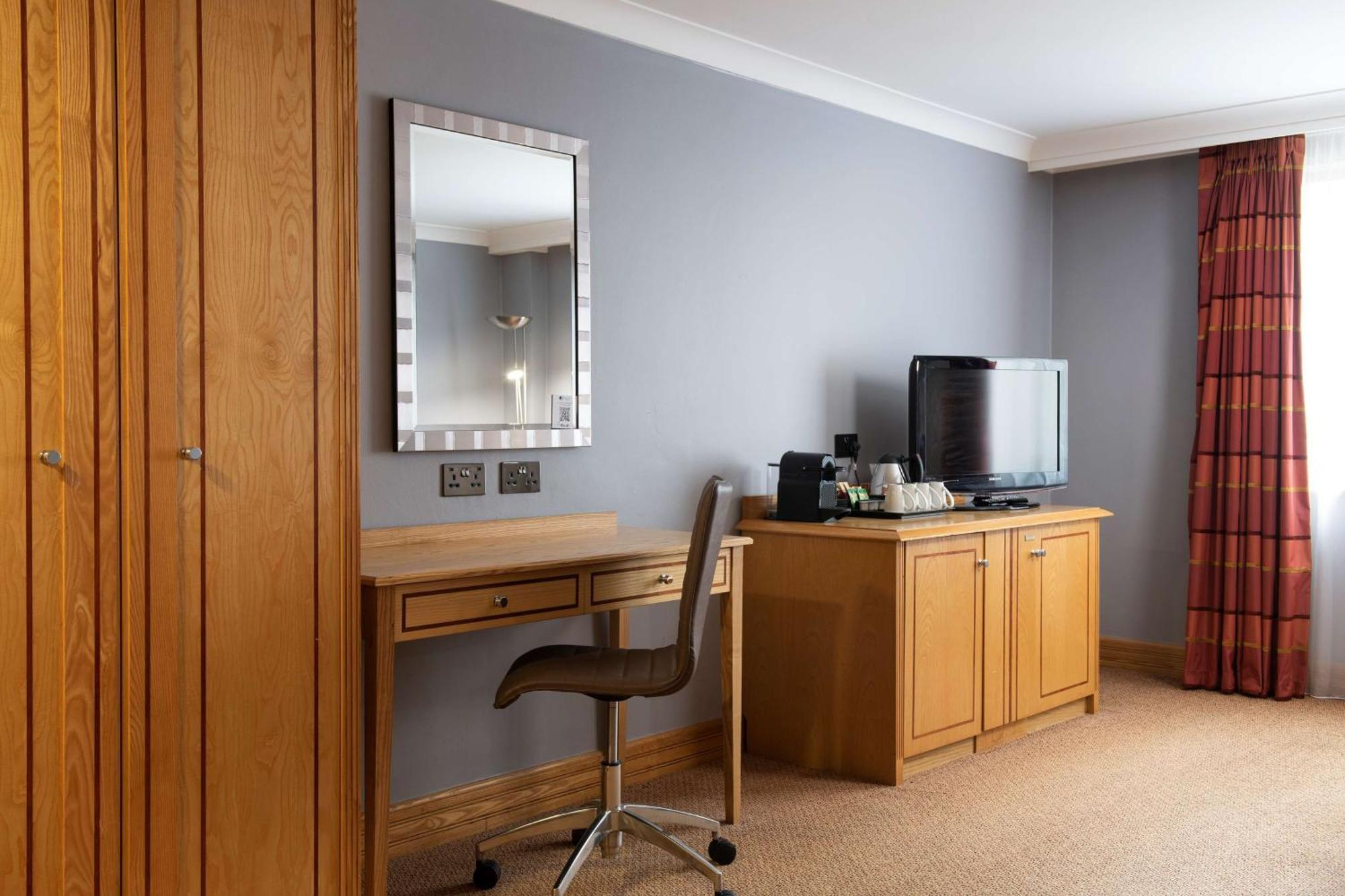 Doubletree By Hilton Swindon Hotel Ngoại thất bức ảnh