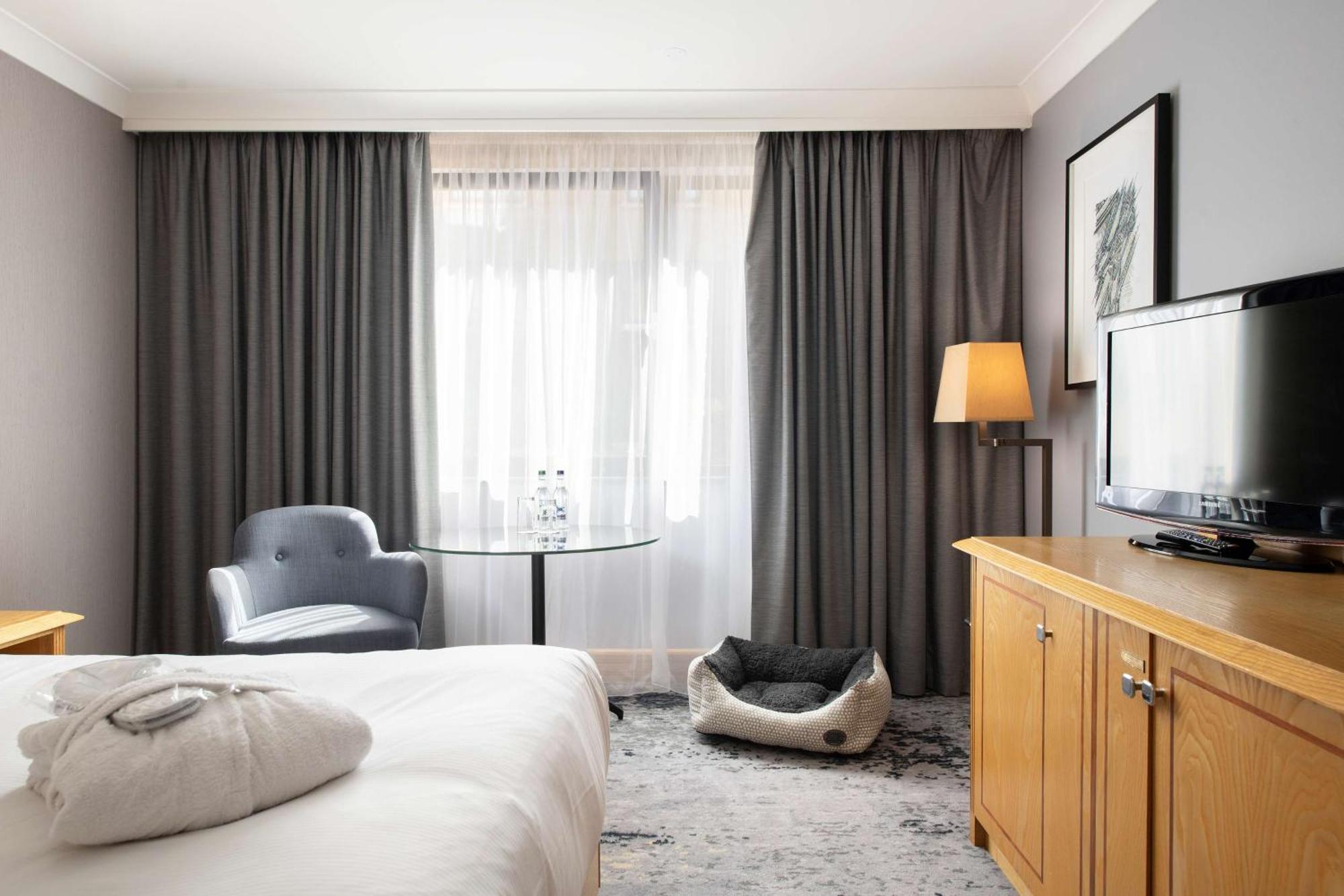 Doubletree By Hilton Swindon Hotel Ngoại thất bức ảnh