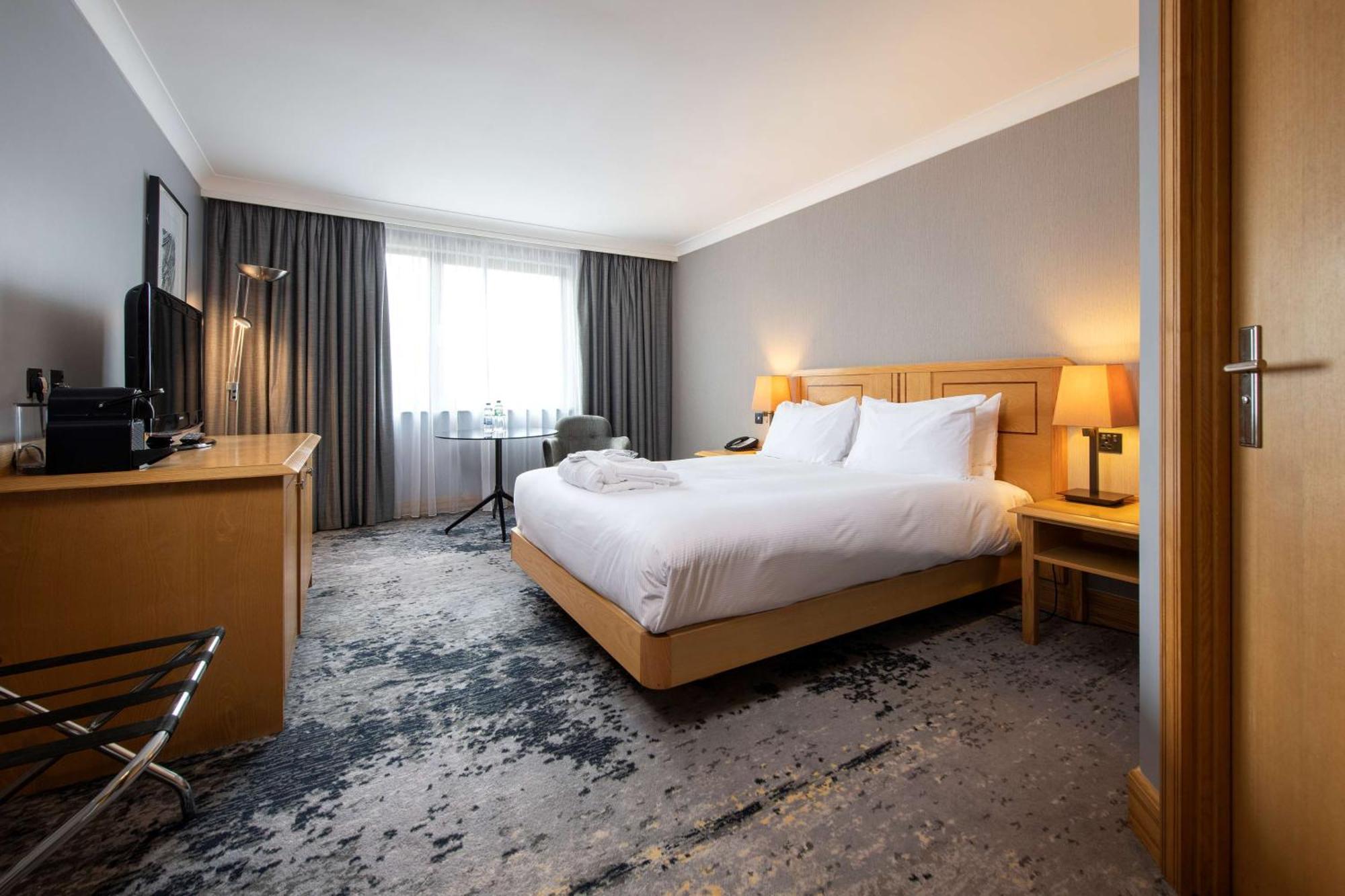 Doubletree By Hilton Swindon Hotel Ngoại thất bức ảnh