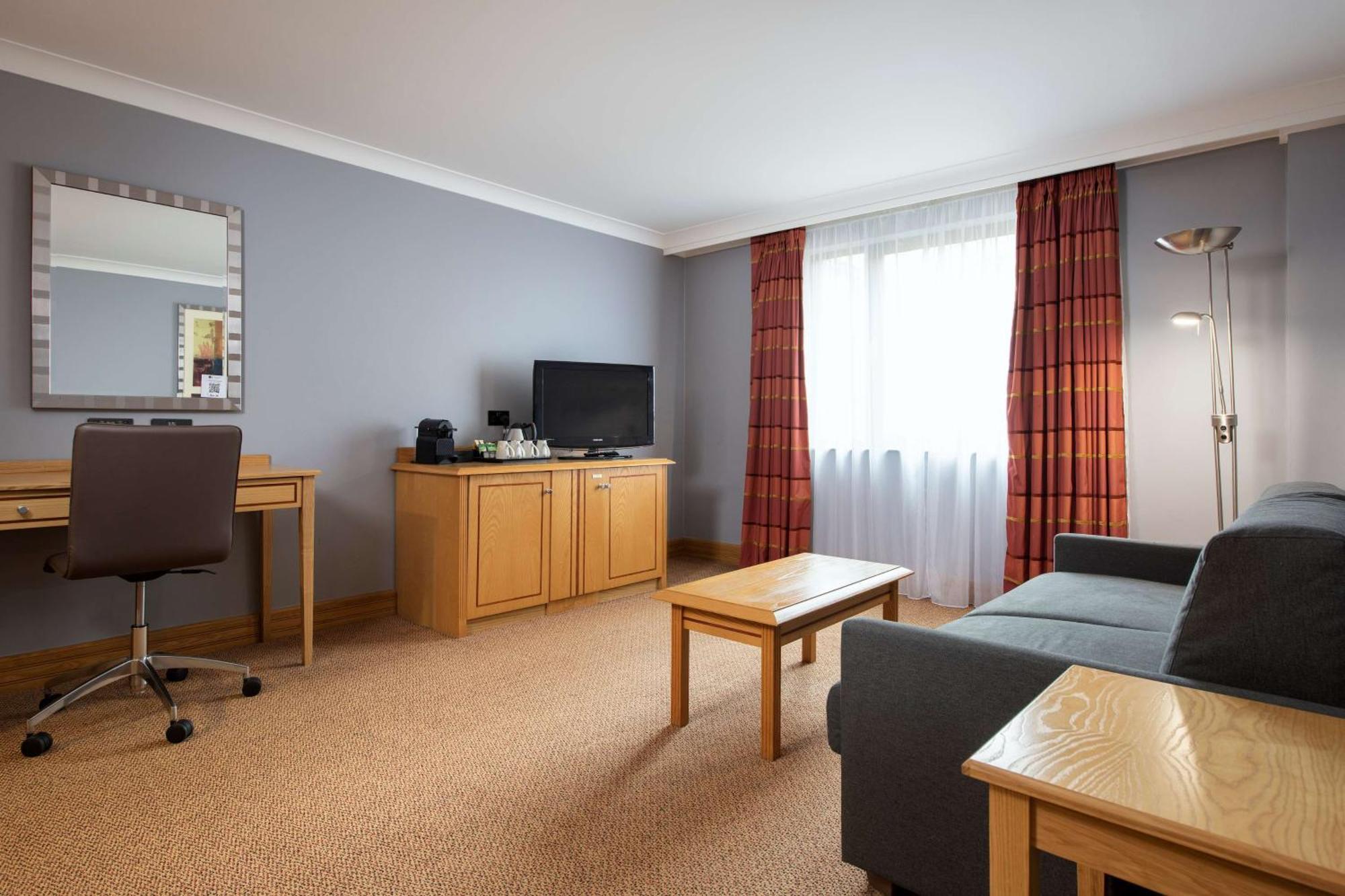 Doubletree By Hilton Swindon Hotel Ngoại thất bức ảnh