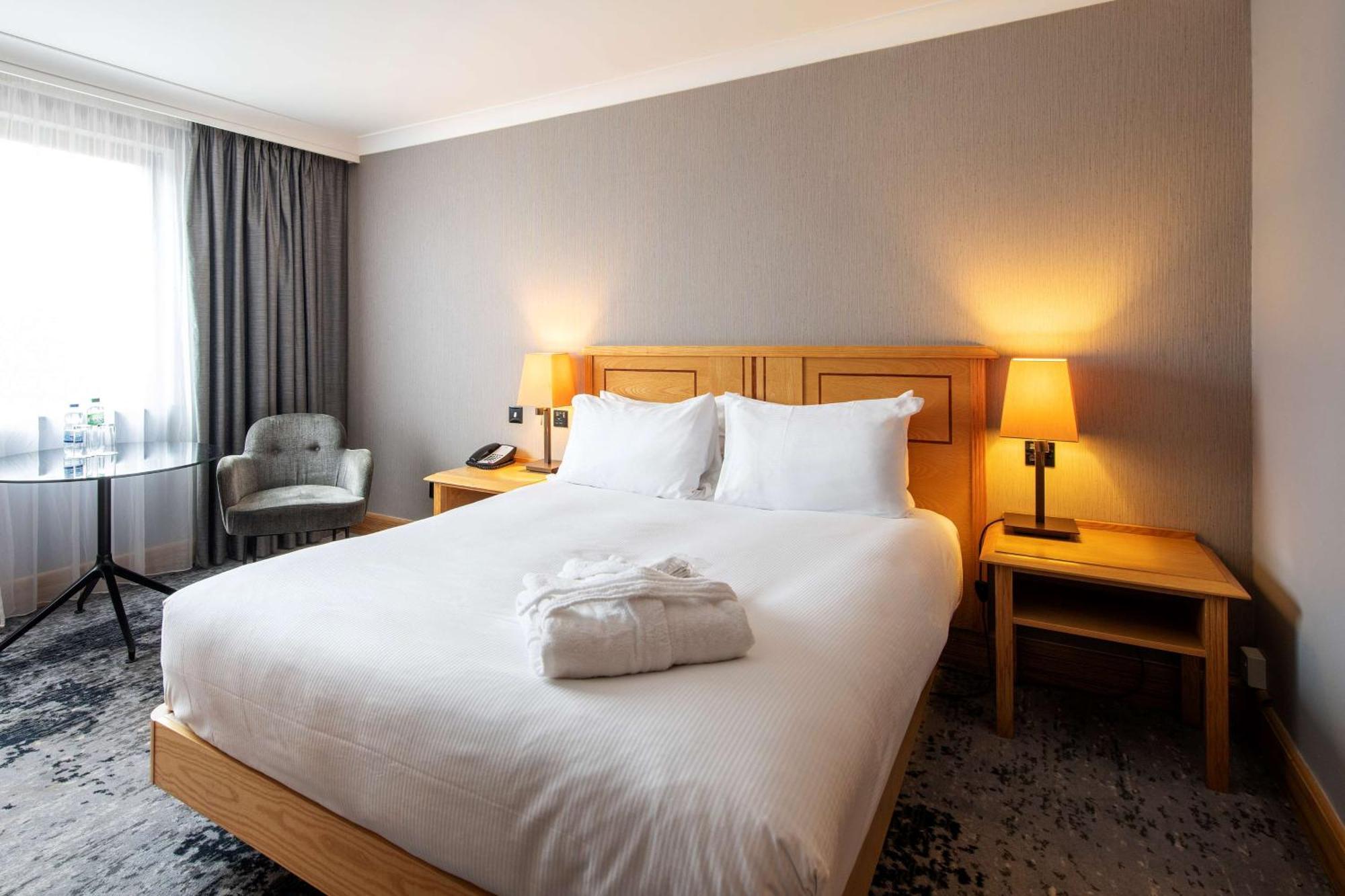 Doubletree By Hilton Swindon Hotel Ngoại thất bức ảnh