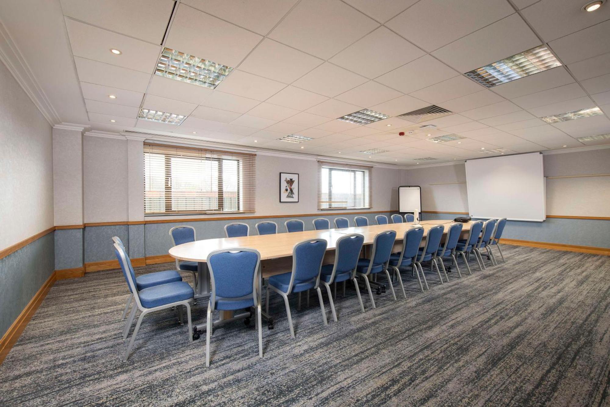 Doubletree By Hilton Swindon Hotel Ngoại thất bức ảnh