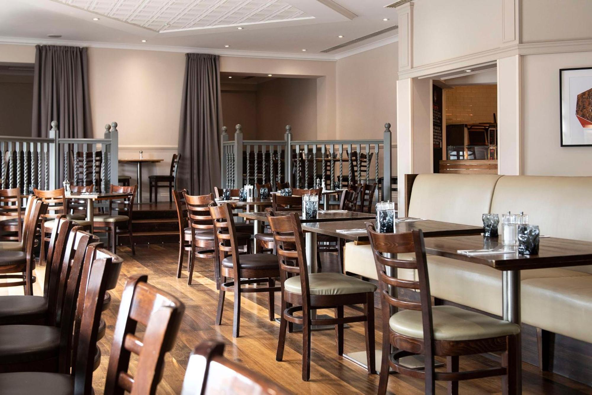 Doubletree By Hilton Swindon Hotel Ngoại thất bức ảnh