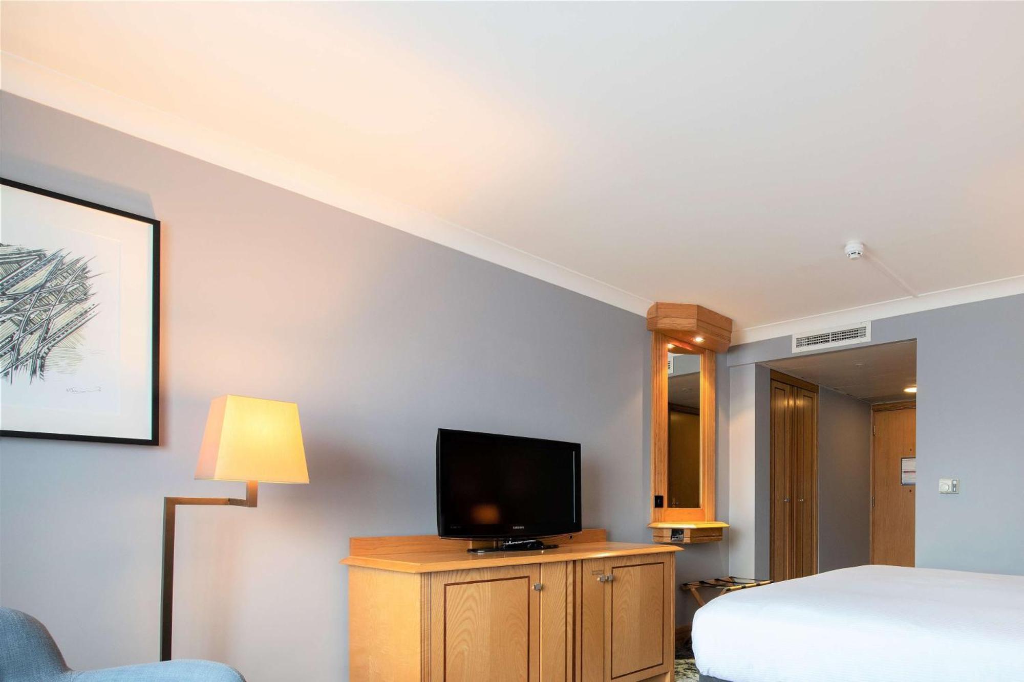 Doubletree By Hilton Swindon Hotel Ngoại thất bức ảnh