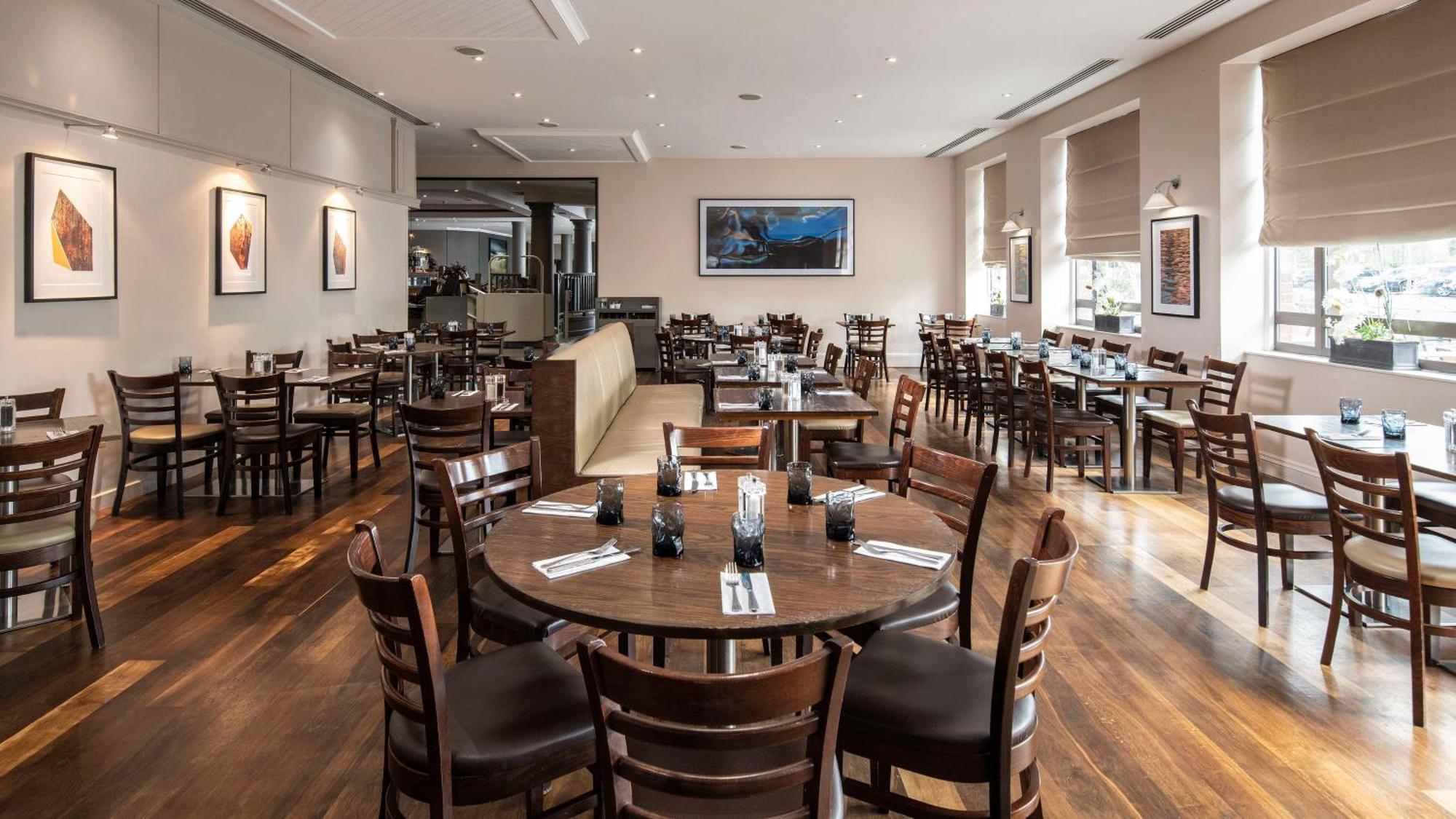 Doubletree By Hilton Swindon Hotel Ngoại thất bức ảnh