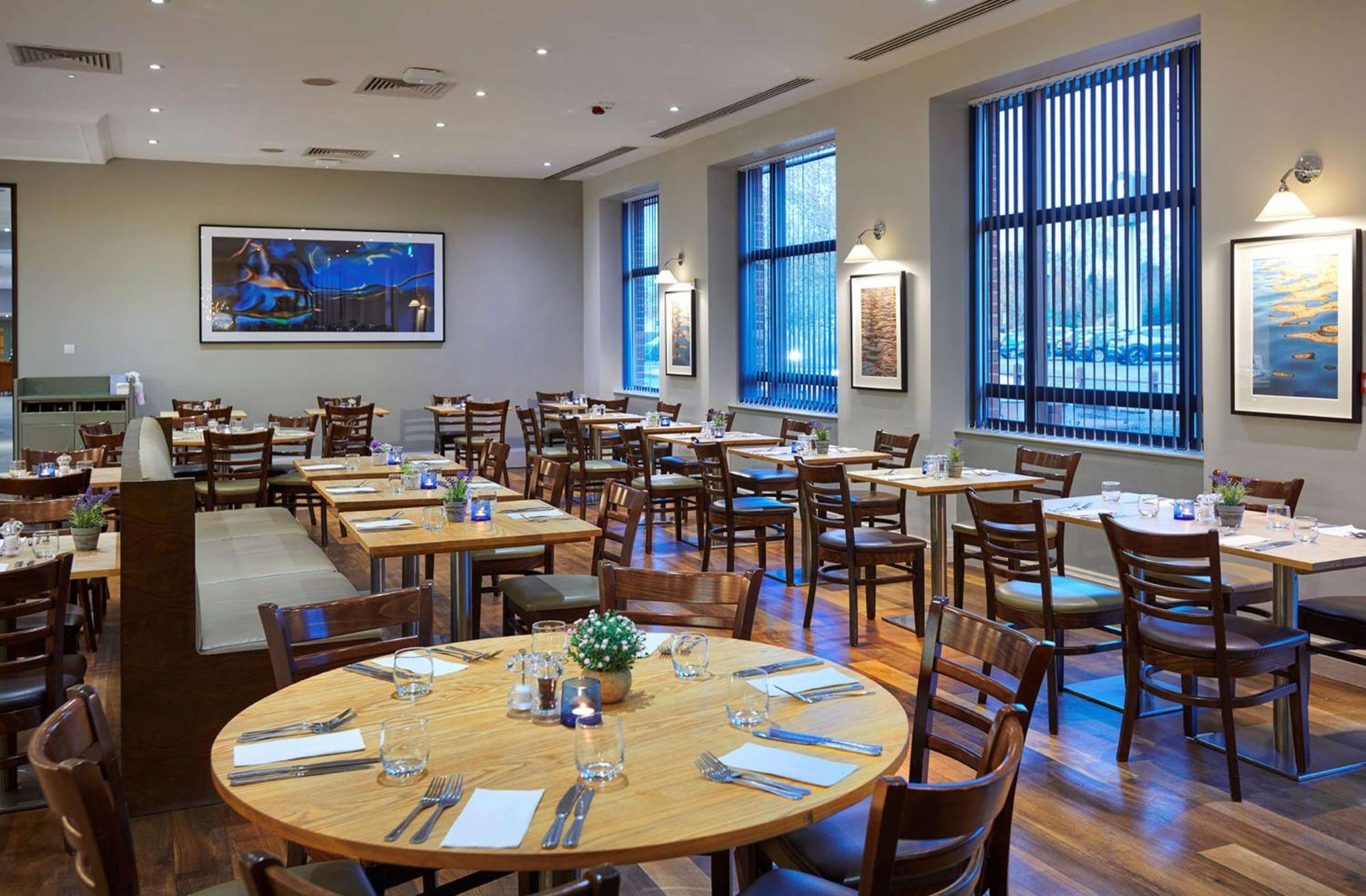 Doubletree By Hilton Swindon Hotel Ngoại thất bức ảnh